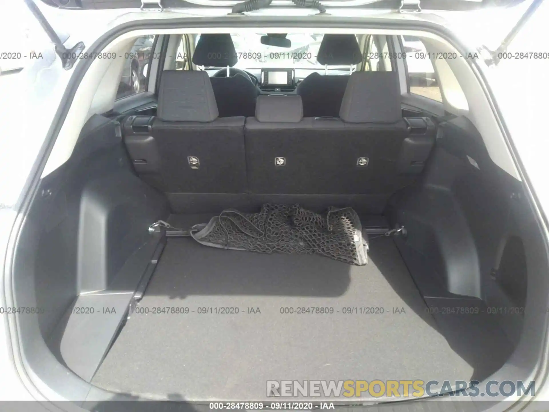 8 Photograph of a damaged car JTMH1RFV7KJ002977 TOYOTA RAV4 2019