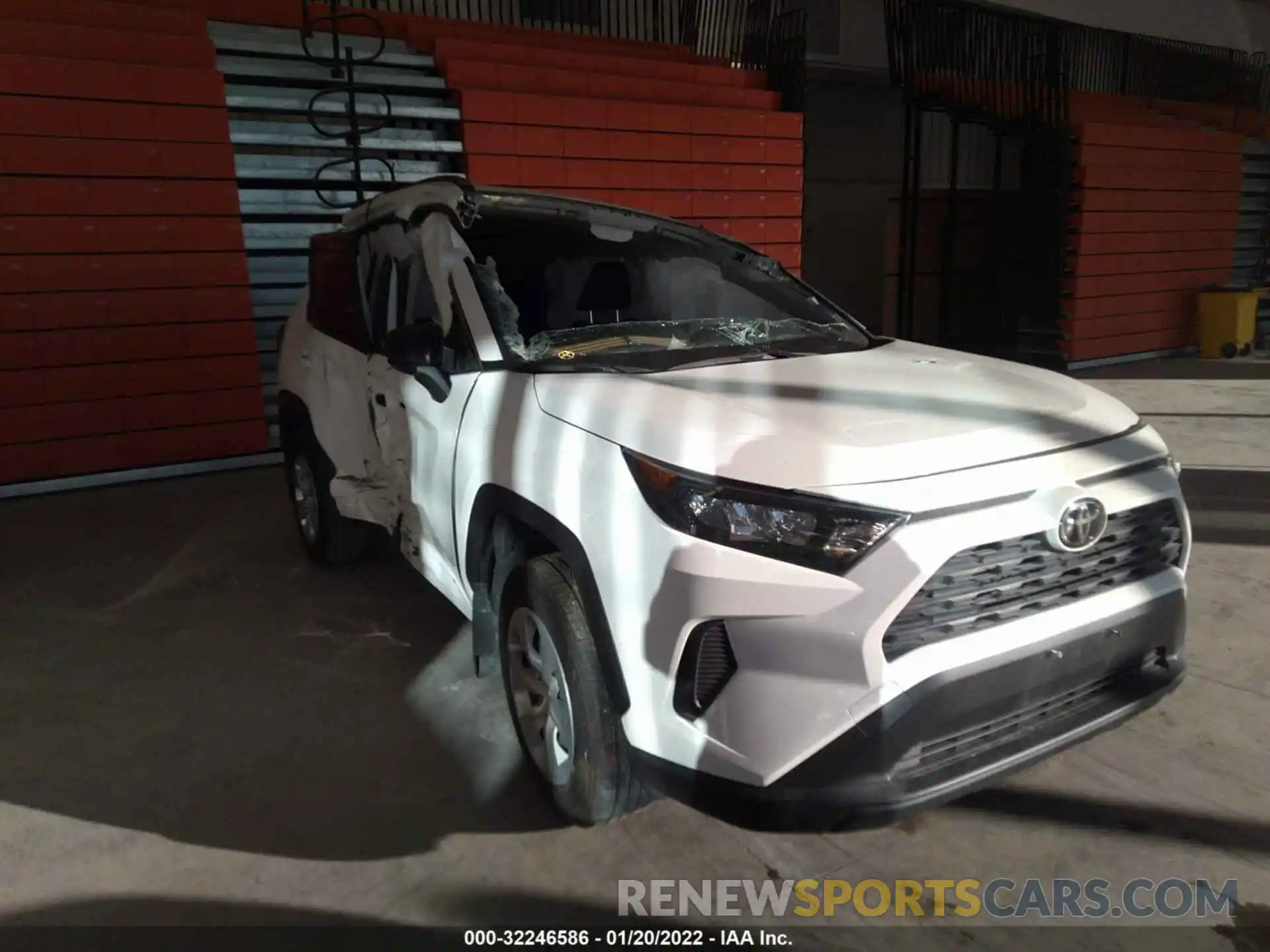 1 Photograph of a damaged car JTMH1RFV7KJ004664 TOYOTA RAV4 2019