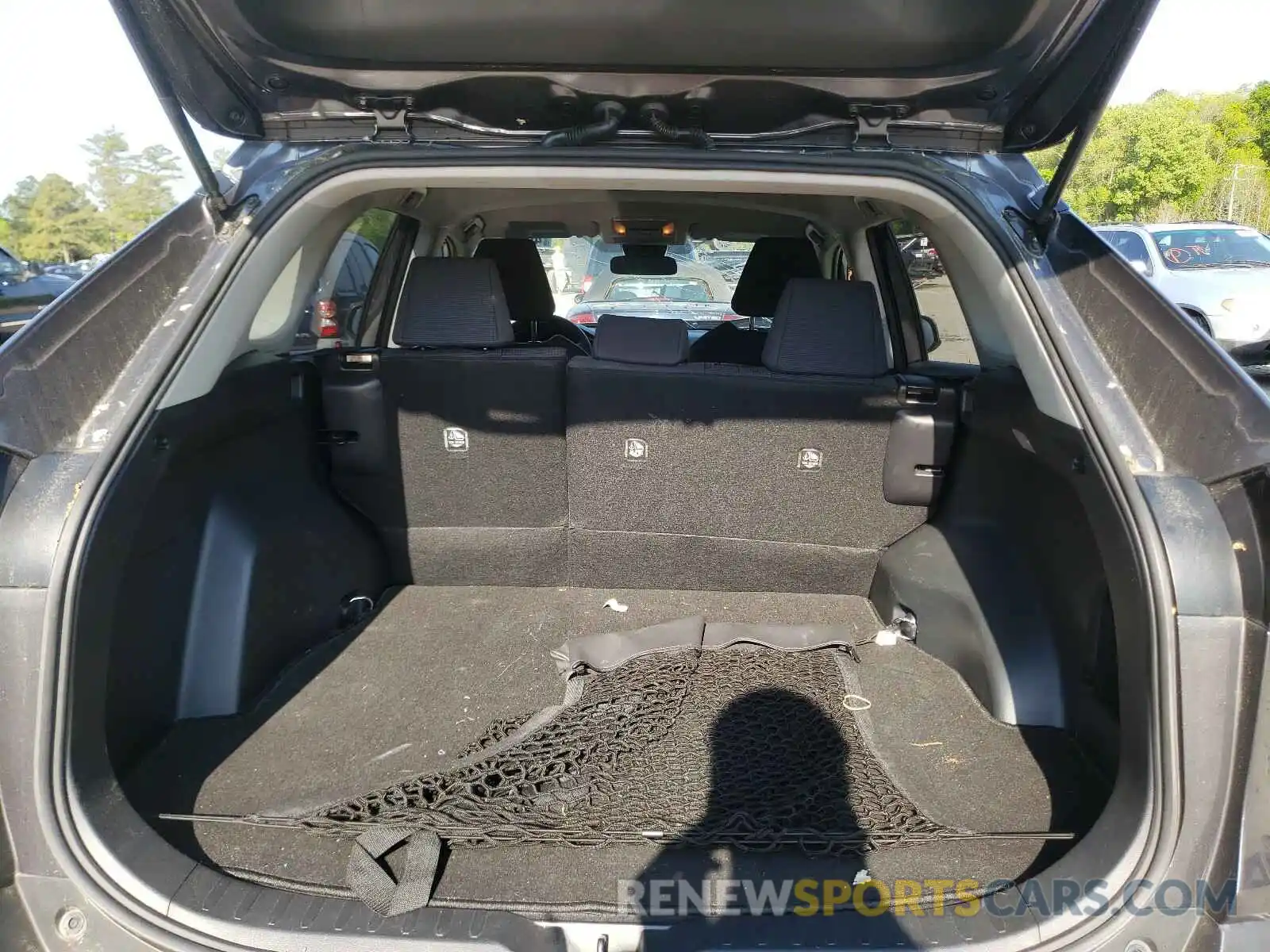 9 Photograph of a damaged car JTMH1RFV7KJ016359 TOYOTA RAV4 2019