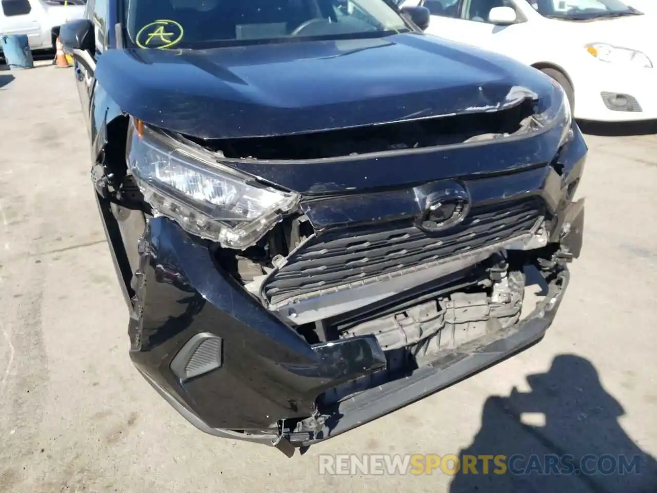 9 Photograph of a damaged car JTMH1RFV8KJ001661 TOYOTA RAV4 2019