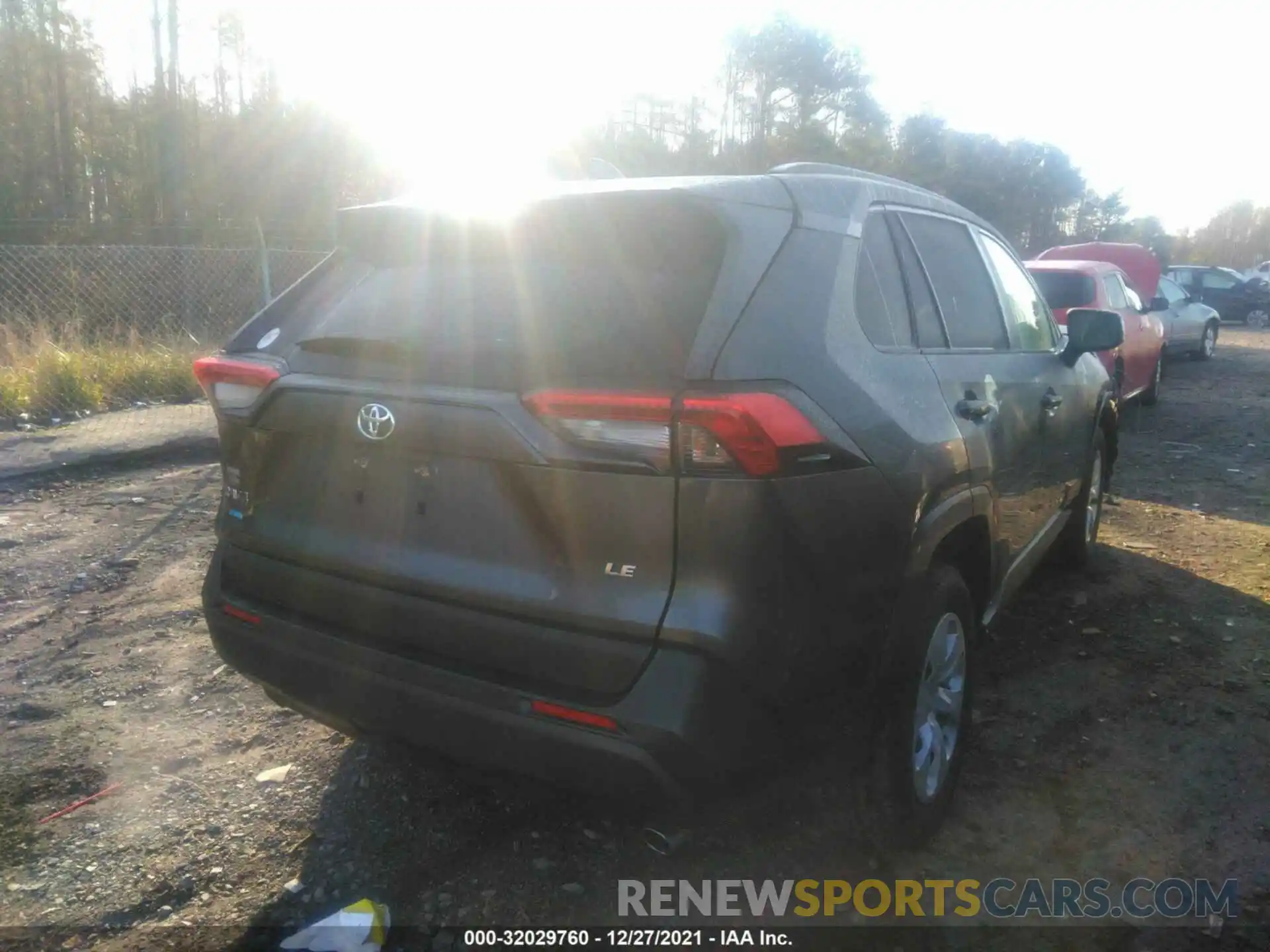 4 Photograph of a damaged car JTMH1RFV9KD033288 TOYOTA RAV4 2019