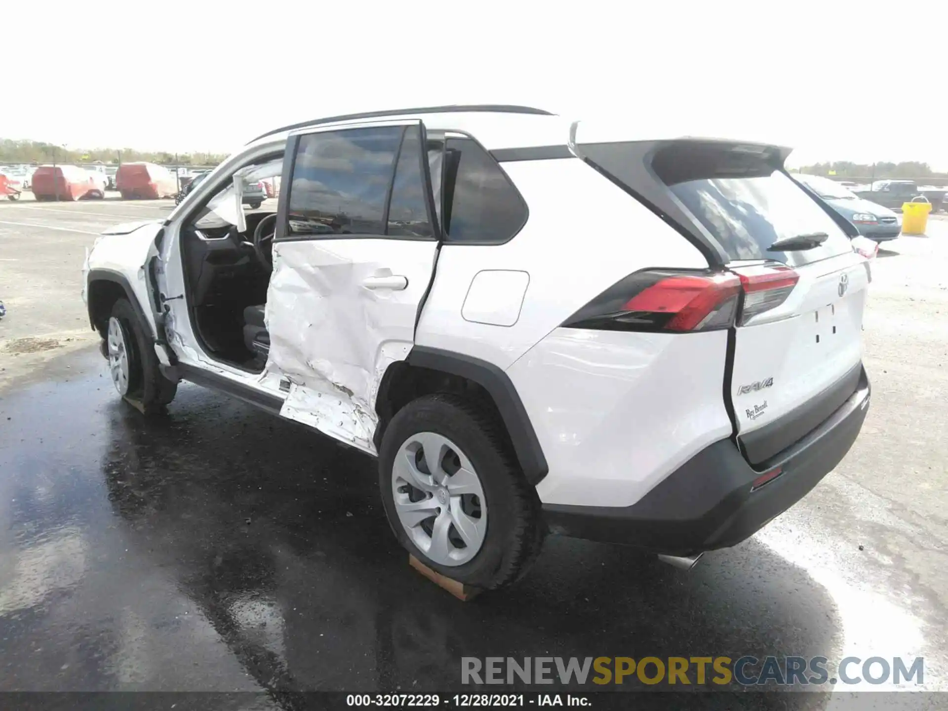 3 Photograph of a damaged car JTMH1RFV9KD508325 TOYOTA RAV4 2019