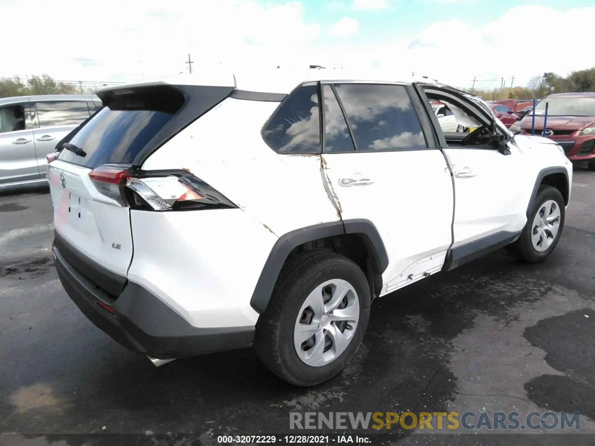 4 Photograph of a damaged car JTMH1RFV9KD508325 TOYOTA RAV4 2019