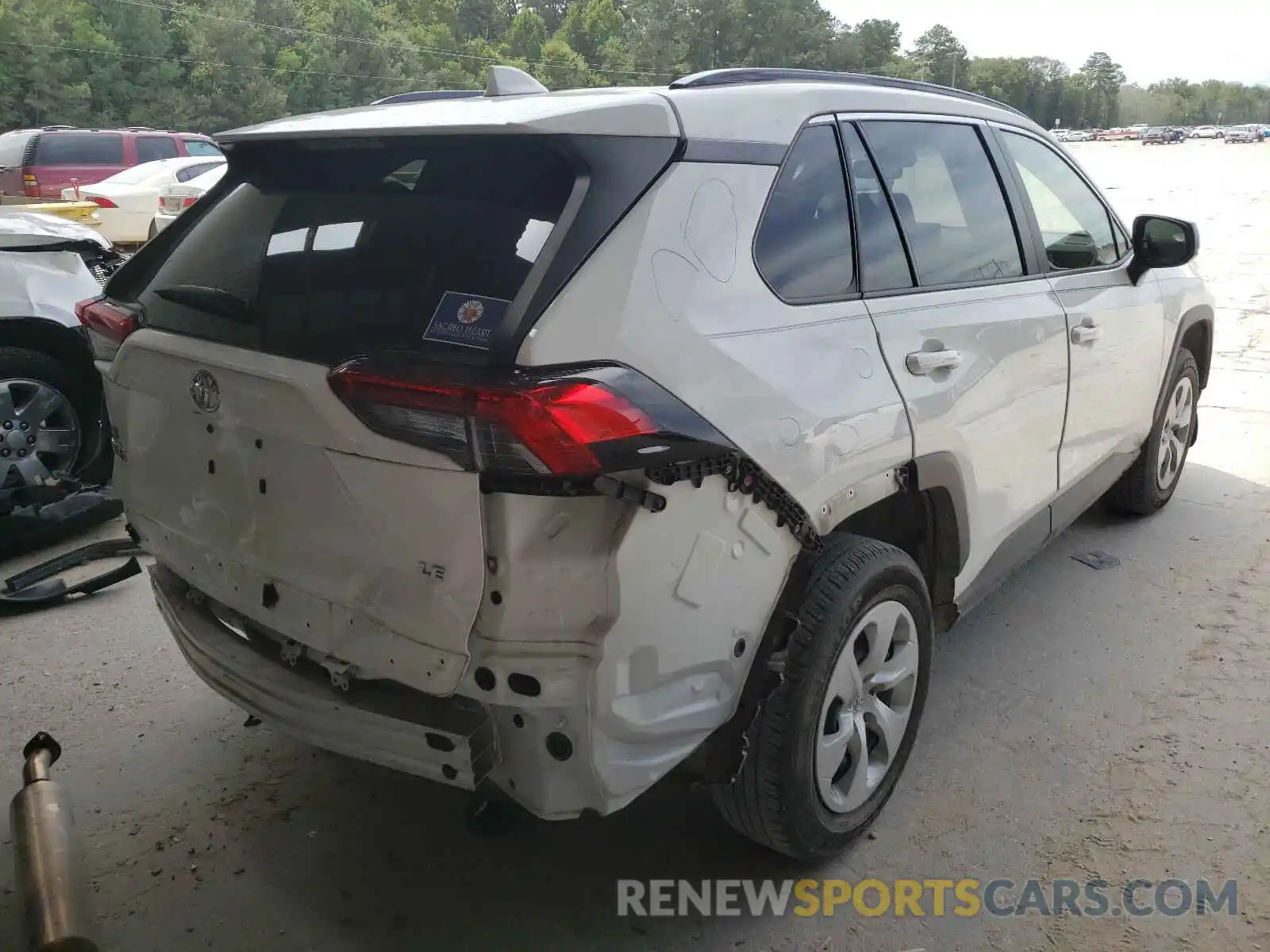 4 Photograph of a damaged car JTMH1RFV9KJ006660 TOYOTA RAV4 2019