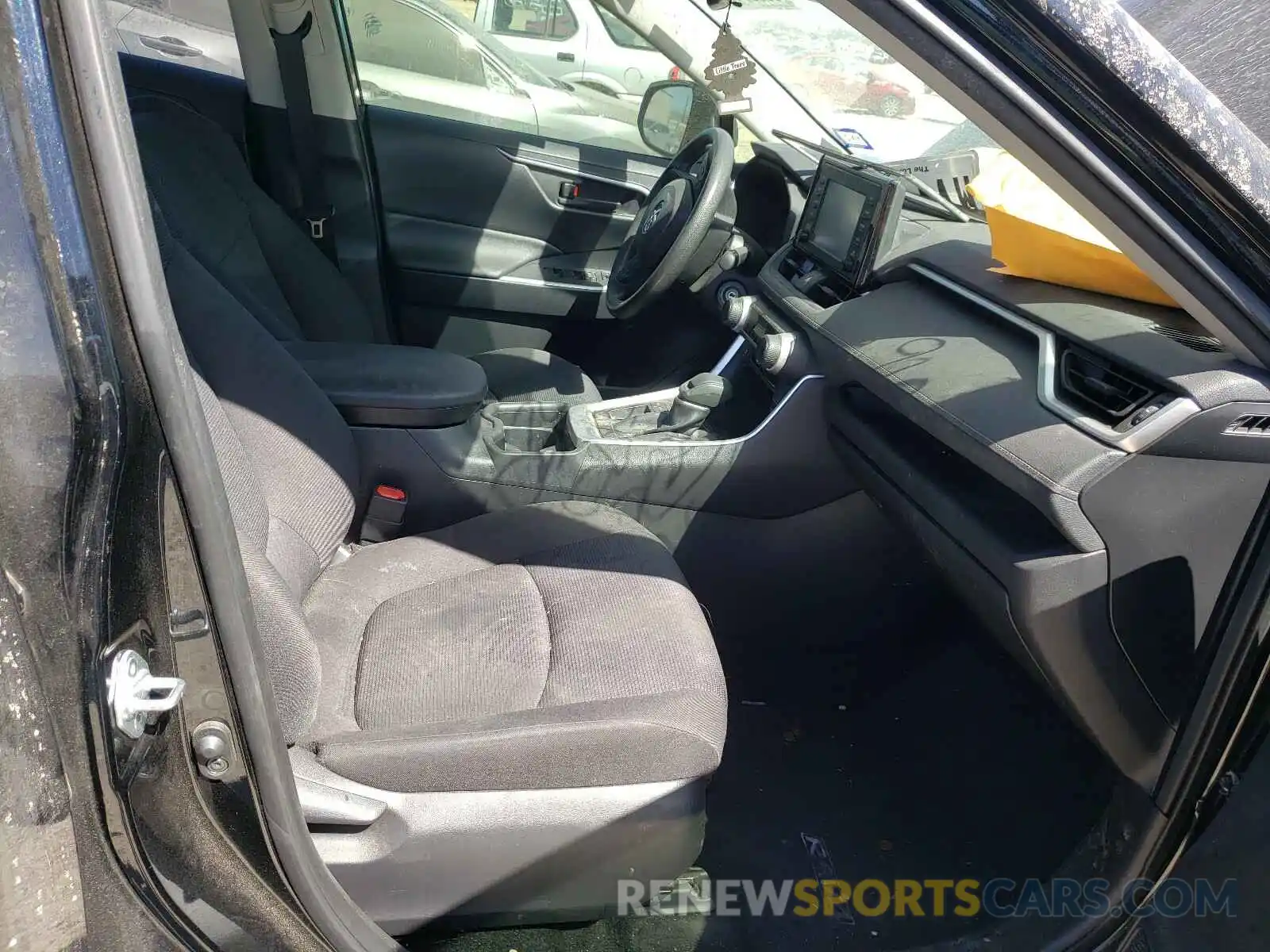 5 Photograph of a damaged car JTMH1RFVXKD516336 TOYOTA RAV4 2019