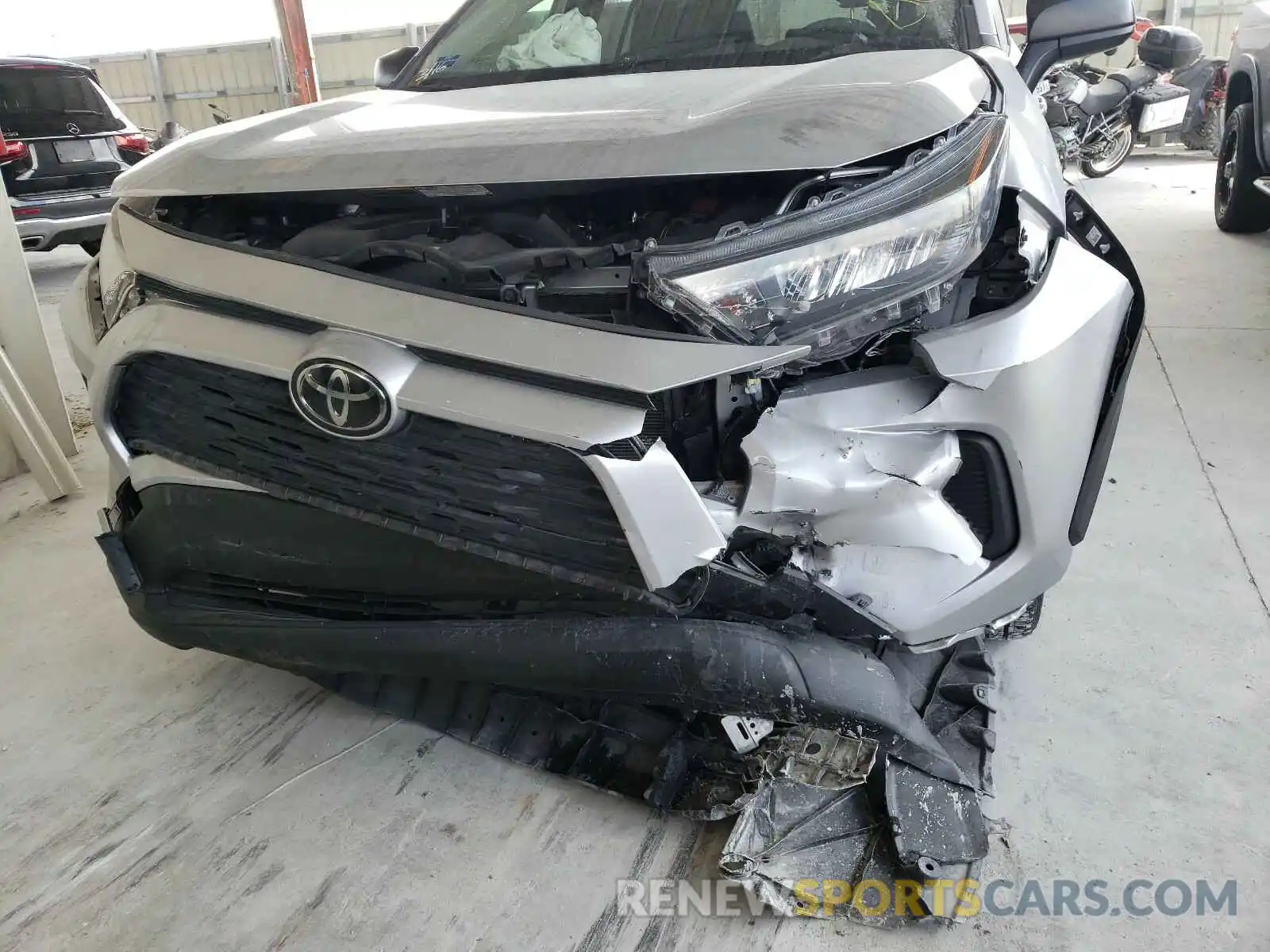 9 Photograph of a damaged car JTMH1RFVXKJ005470 TOYOTA RAV4 2019