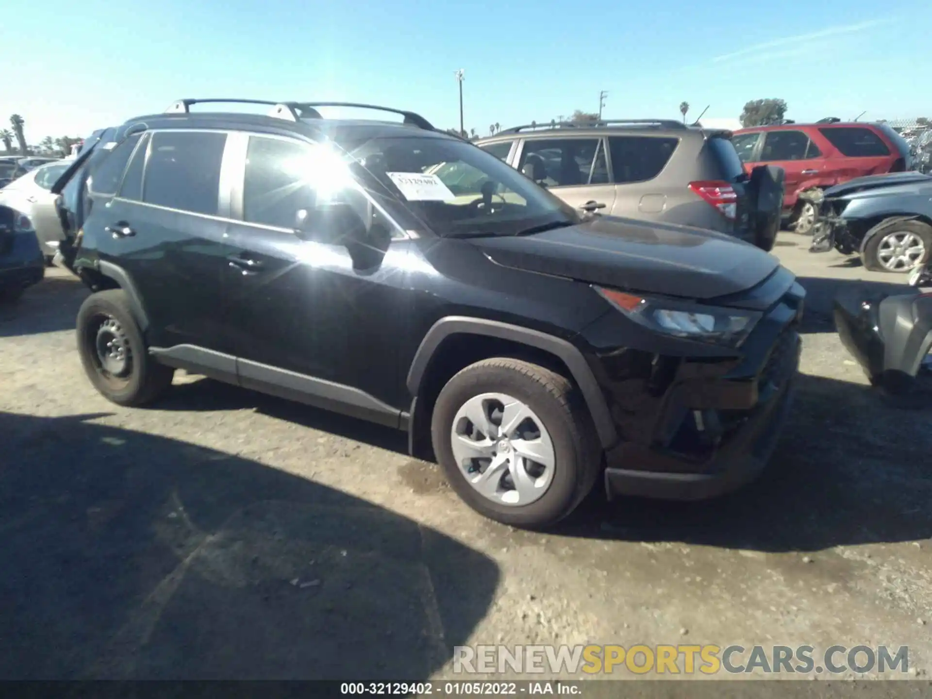 1 Photograph of a damaged car JTMH1RFVXKJ011348 TOYOTA RAV4 2019