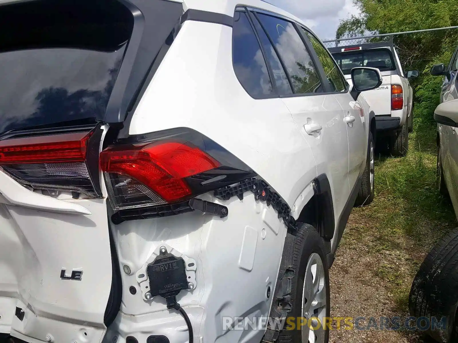 4 Photograph of a damaged car JTMK1RFVXKD015324 TOYOTA RAV4 2019