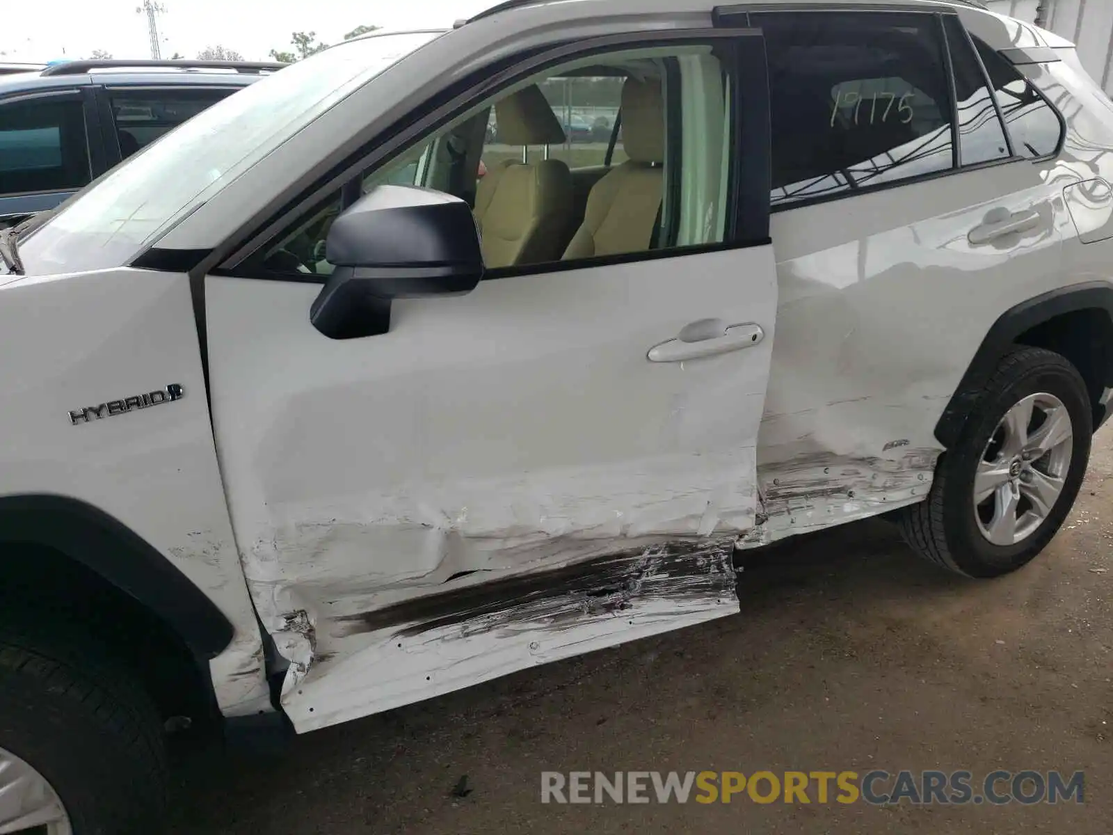 9 Photograph of a damaged car JTMLWRFV1KD030008 TOYOTA RAV4 2019