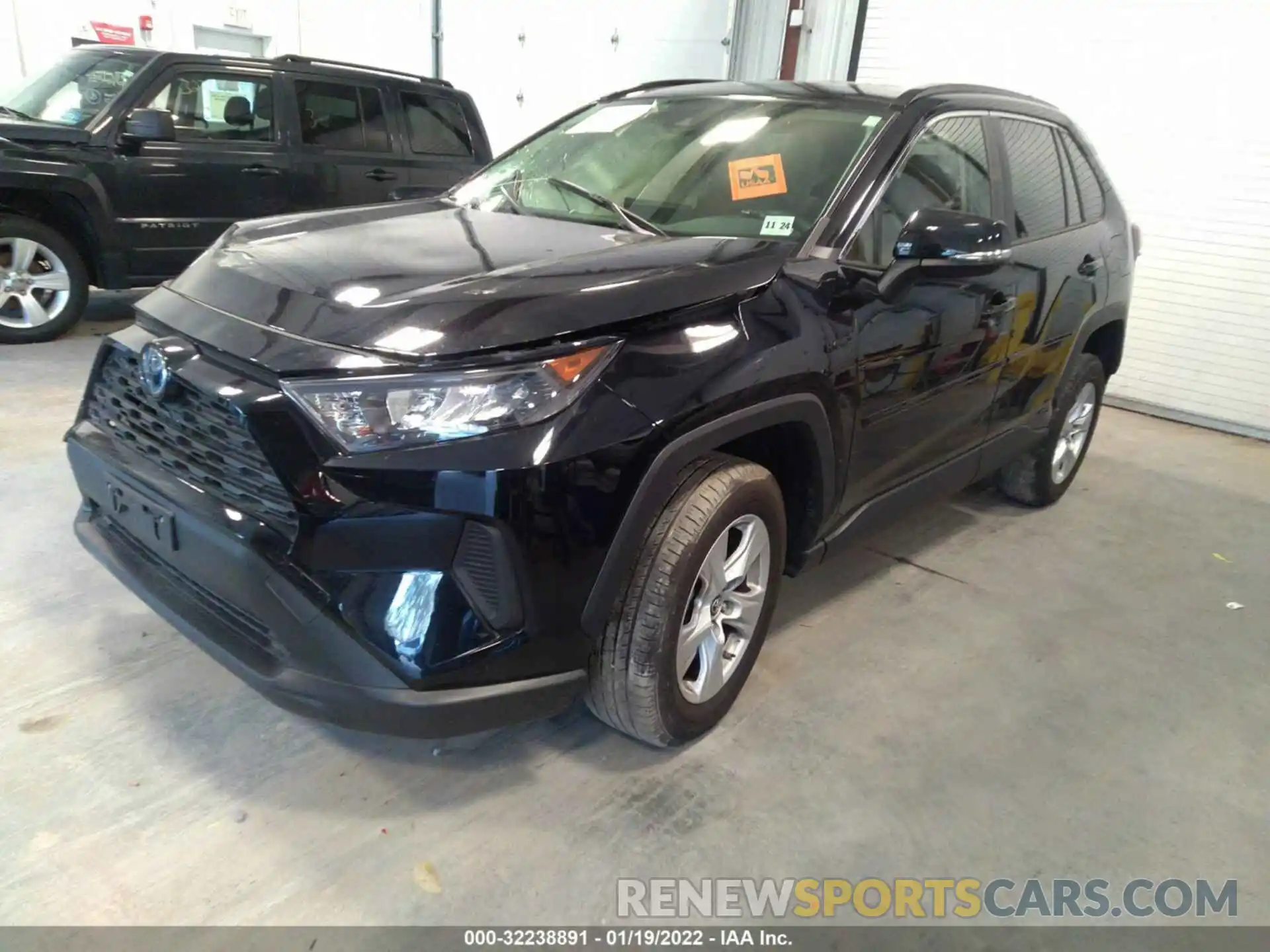 2 Фотография поврежденного автомобиля JTMMWRFV2KD511387 TOYOTA RAV4 2019