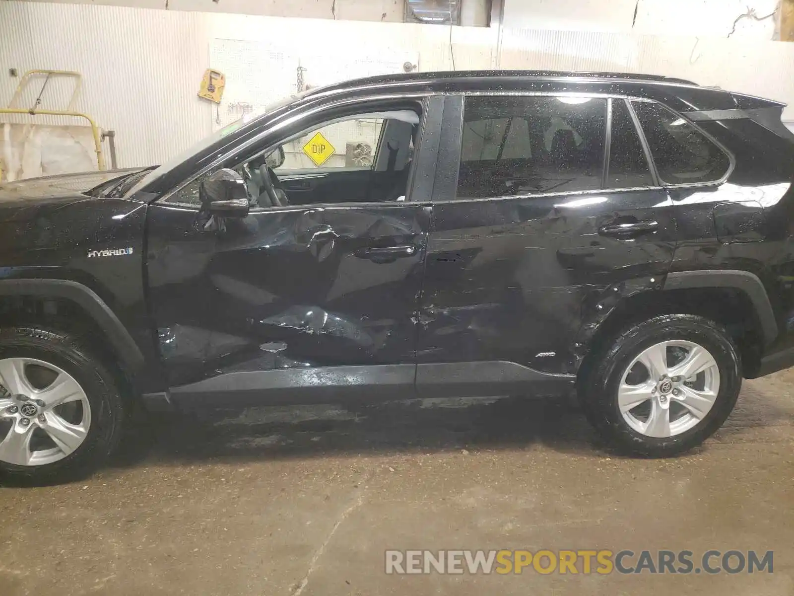 9 Photograph of a damaged car JTMMWRFV9KD524900 TOYOTA RAV4 2019