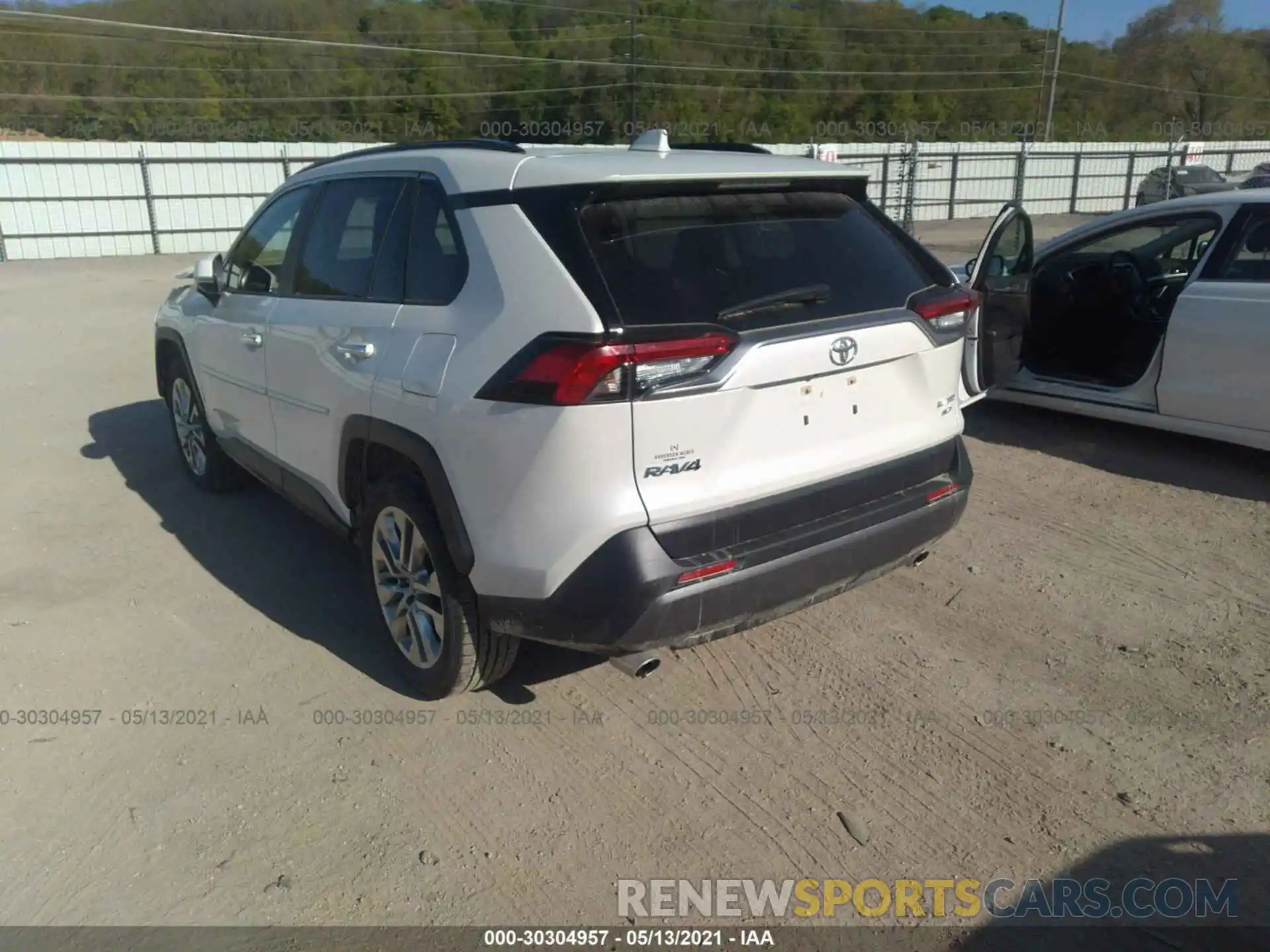 3 Photograph of a damaged car JTMN1RFV4KJ006813 TOYOTA RAV4 2019