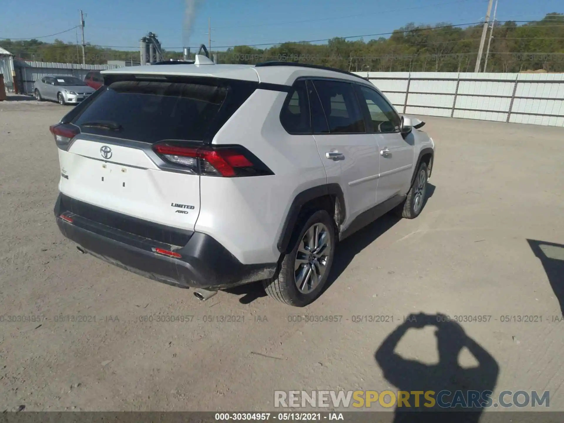 4 Photograph of a damaged car JTMN1RFV4KJ006813 TOYOTA RAV4 2019