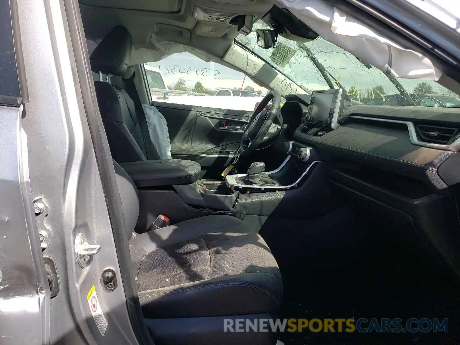 5 Photograph of a damaged car JTMN1RFVXKD009617 TOYOTA RAV4 2019