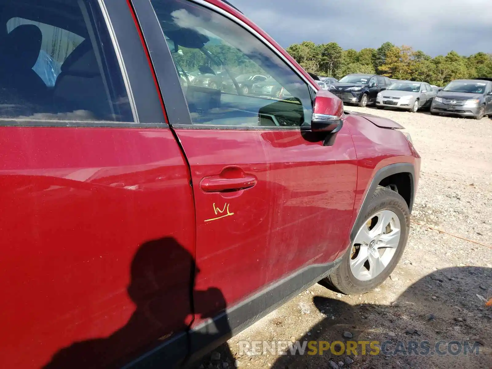 9 Photograph of a damaged car JTMP1RFV0KD012440 TOYOTA RAV4 2019