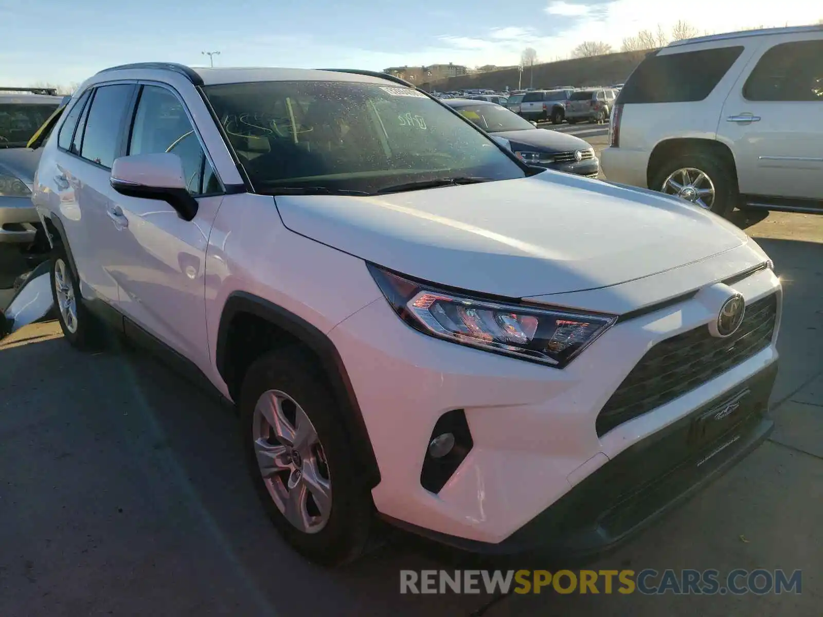 1 Photograph of a damaged car JTMP1RFV0KD038973 TOYOTA RAV4 2019