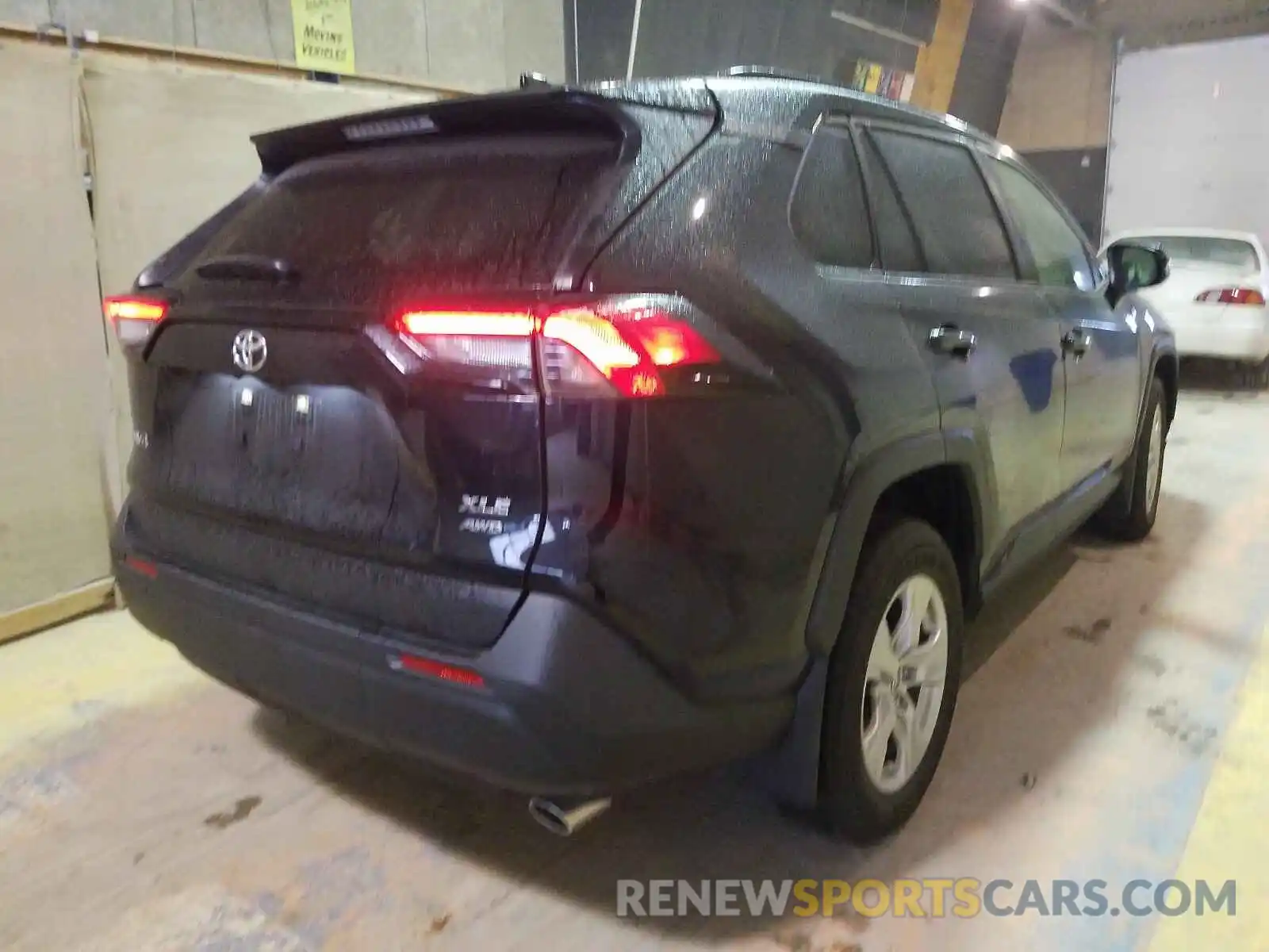 4 Photograph of a damaged car JTMP1RFV0KD040822 TOYOTA RAV4 2019