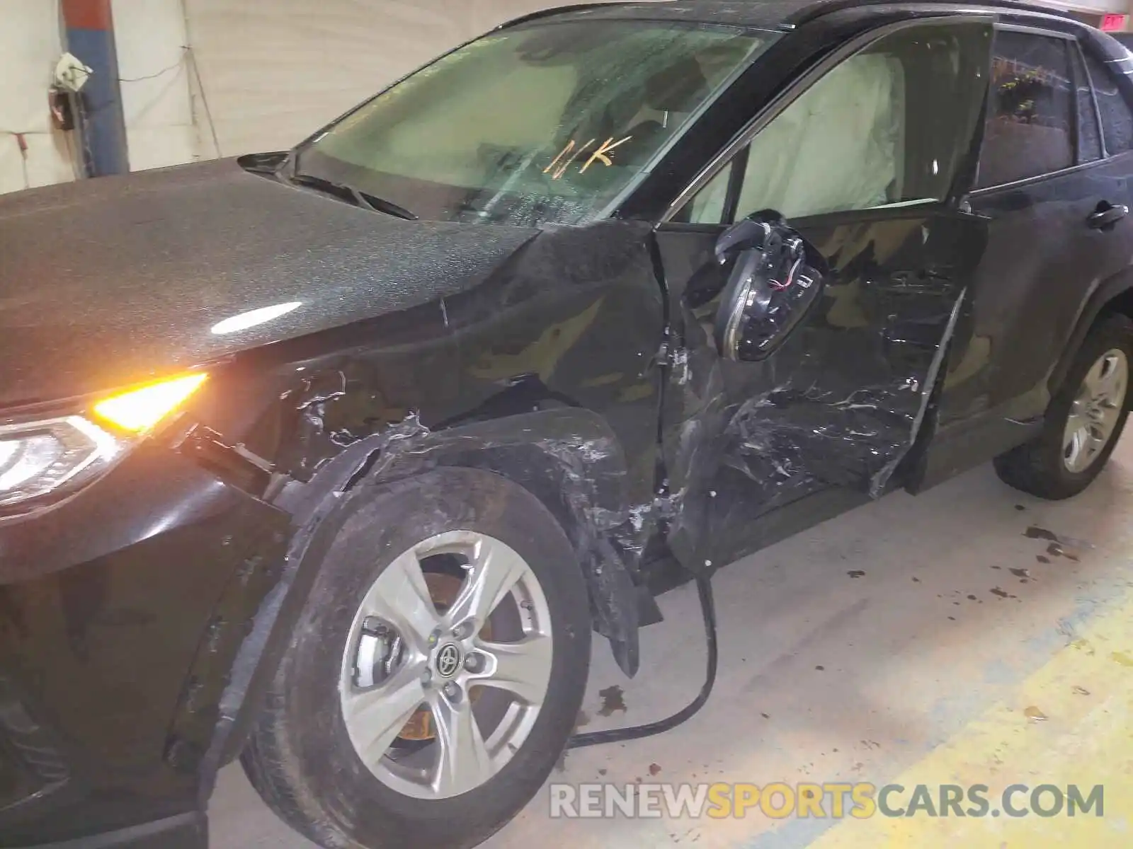 9 Photograph of a damaged car JTMP1RFV0KD040822 TOYOTA RAV4 2019