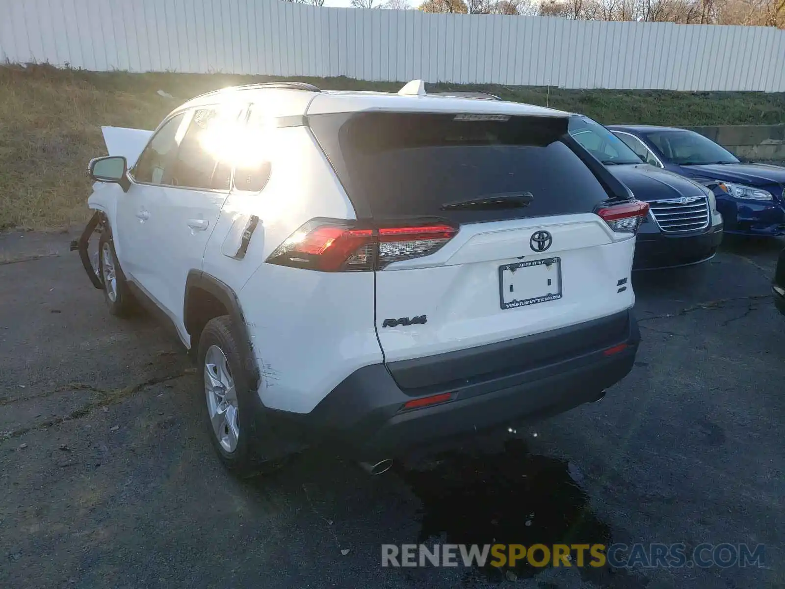 3 Photograph of a damaged car JTMP1RFV0KJ016294 TOYOTA RAV4 2019