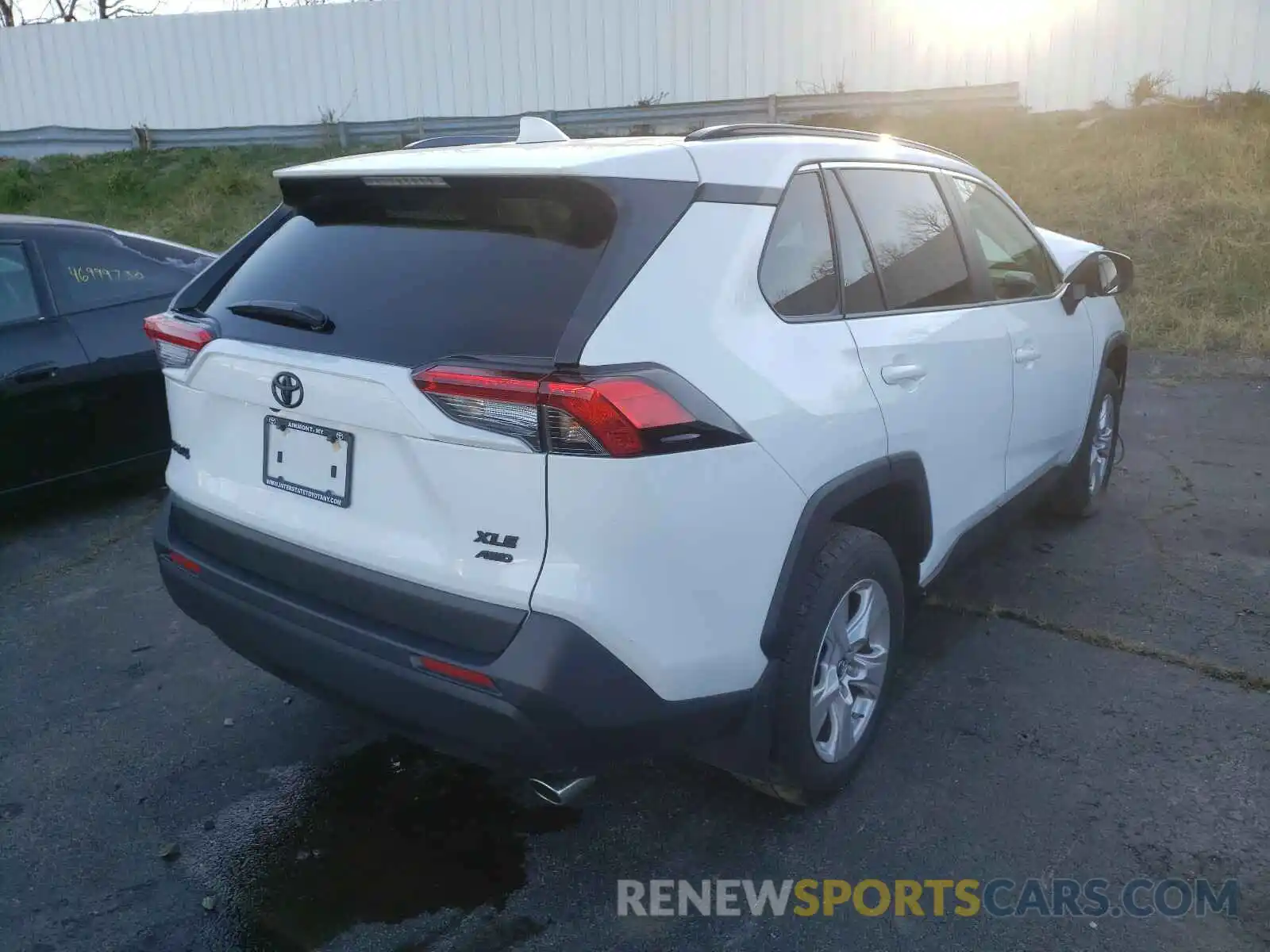 4 Photograph of a damaged car JTMP1RFV0KJ016294 TOYOTA RAV4 2019