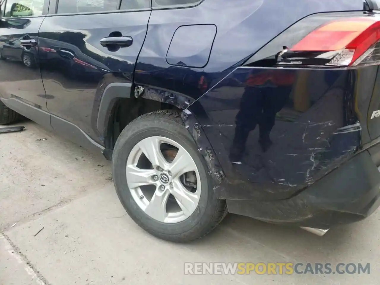 9 Photograph of a damaged car JTMP1RFV1KD507388 TOYOTA RAV4 2019