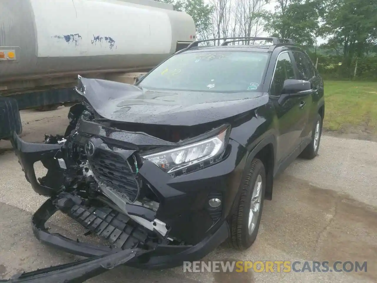 2 Photograph of a damaged car JTMP1RFV1KJ017406 TOYOTA RAV4 2019