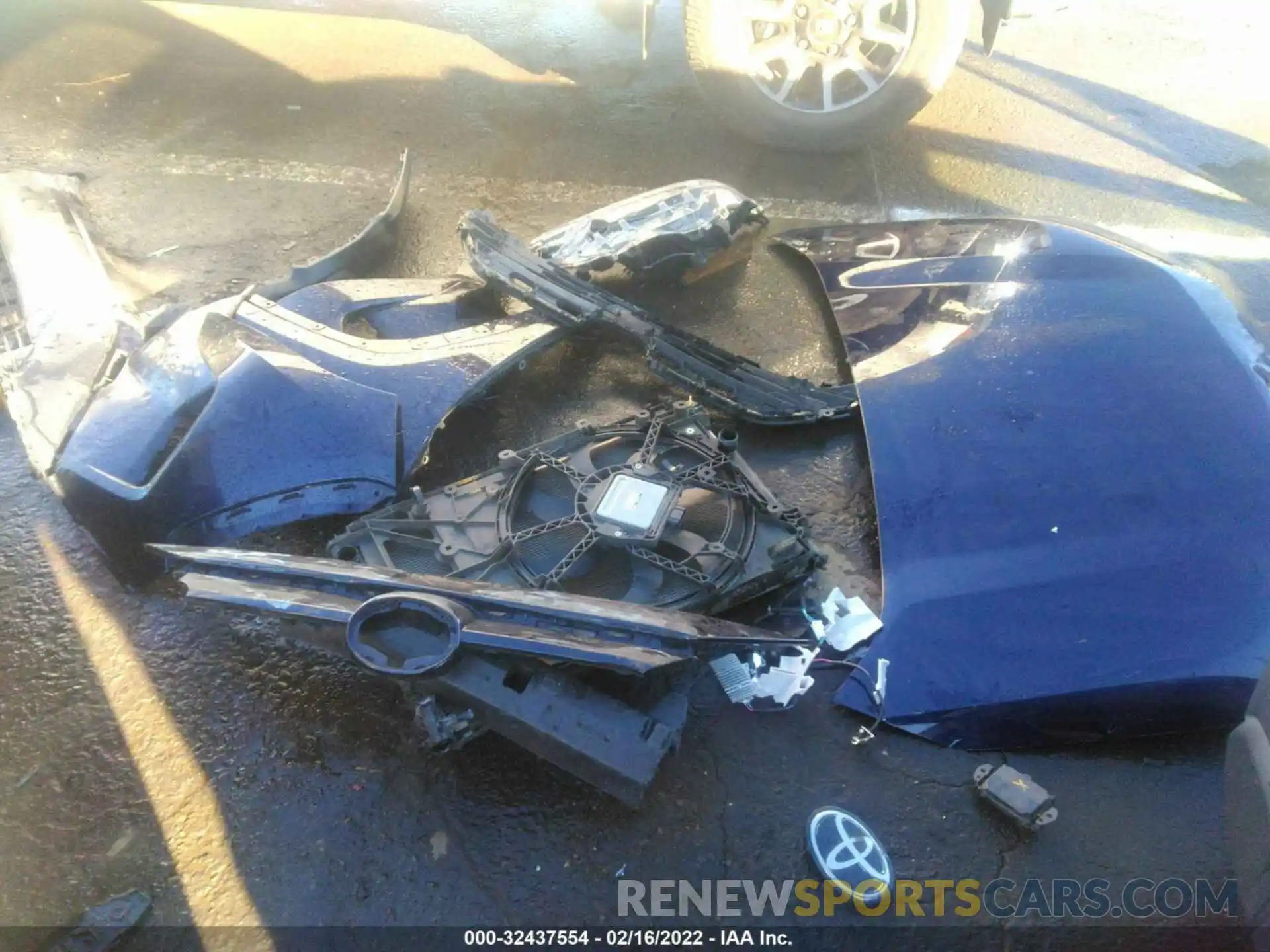 12 Photograph of a damaged car JTMP1RFV2KD022709 TOYOTA RAV4 2019