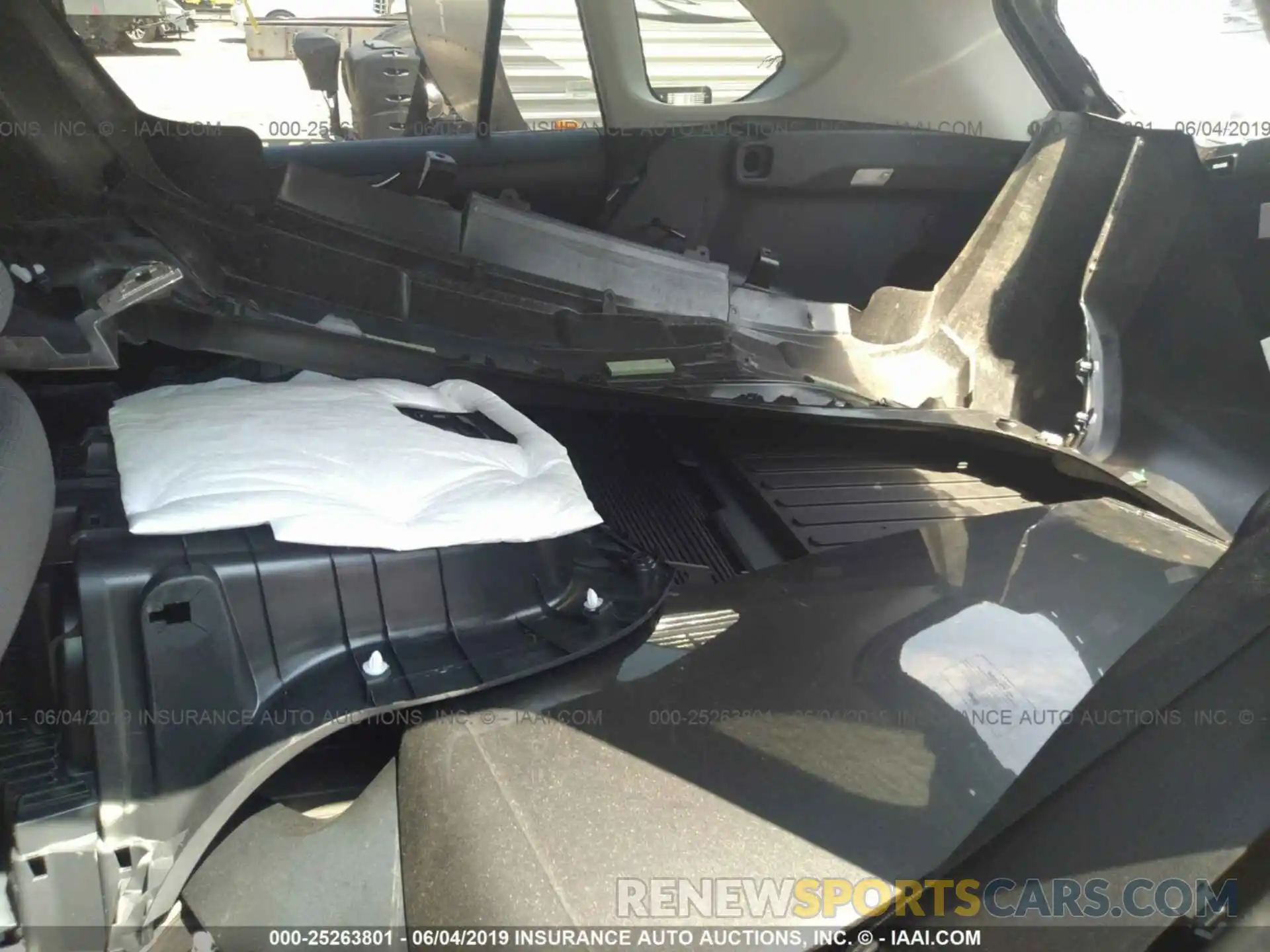 8 Photograph of a damaged car JTMP1RFV2KD508940 TOYOTA RAV4 2019