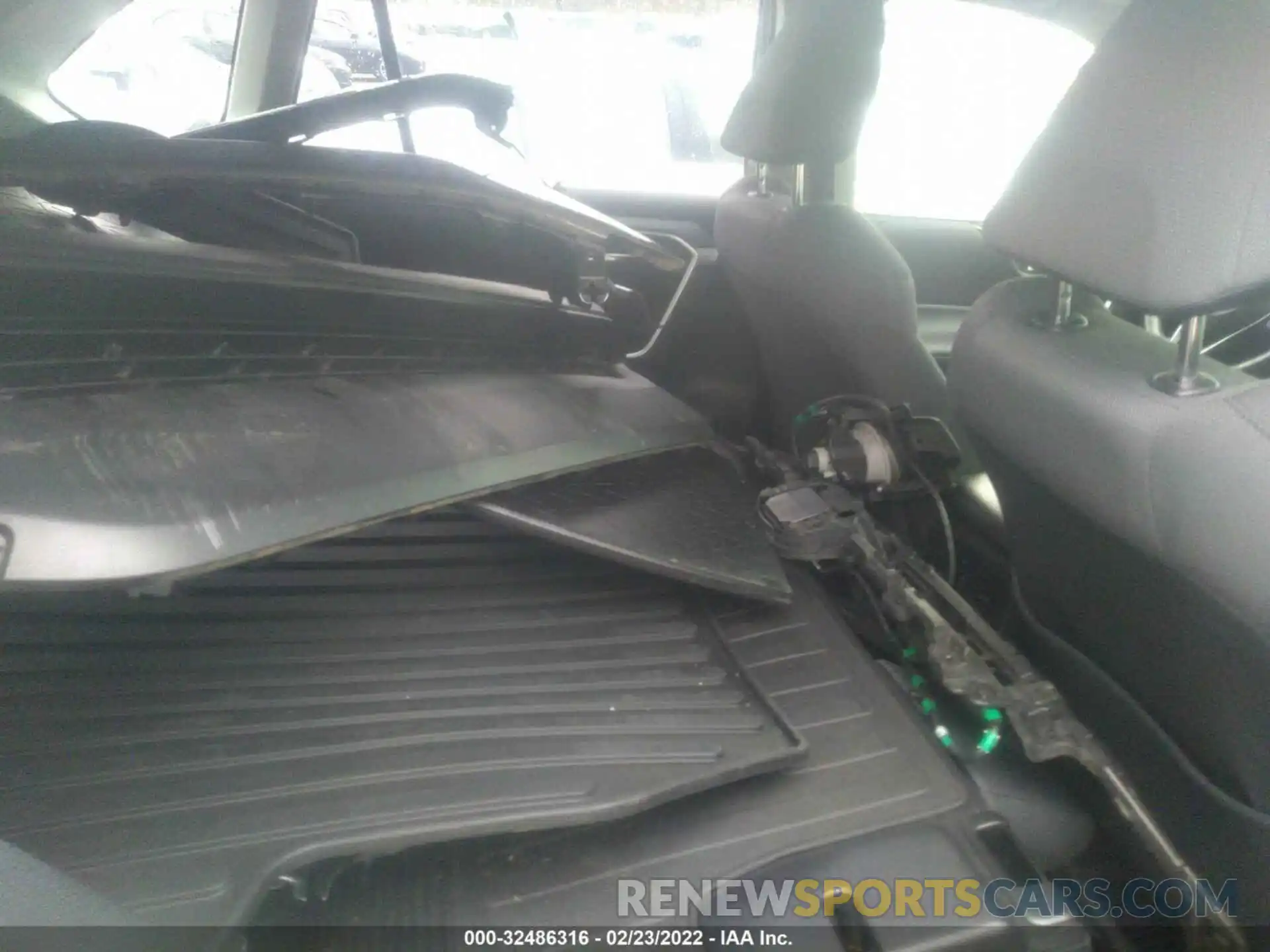 8 Photograph of a damaged car JTMP1RFV2KJ001831 TOYOTA RAV4 2019