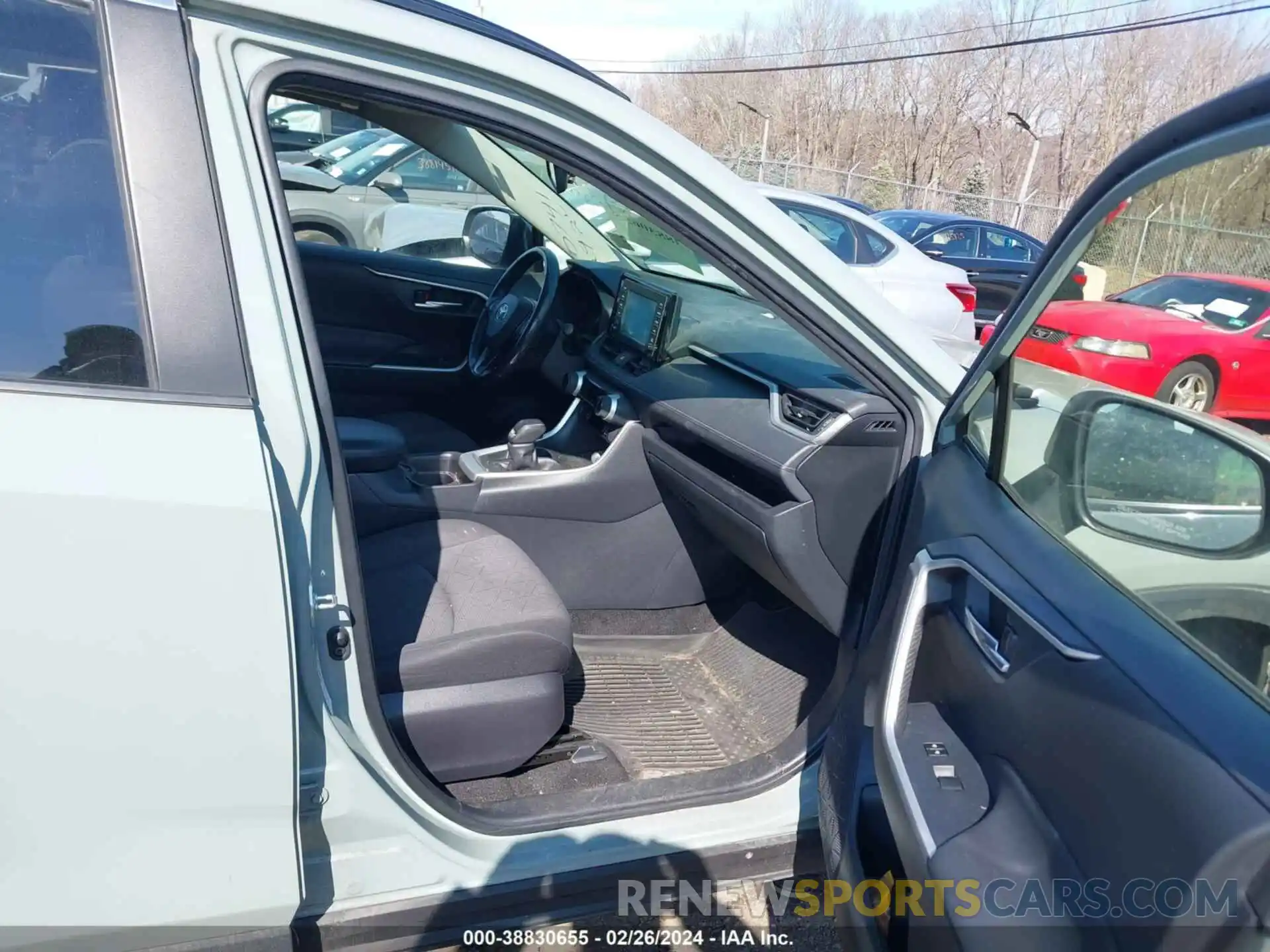 5 Photograph of a damaged car JTMP1RFV2KJ006849 TOYOTA RAV4 2019