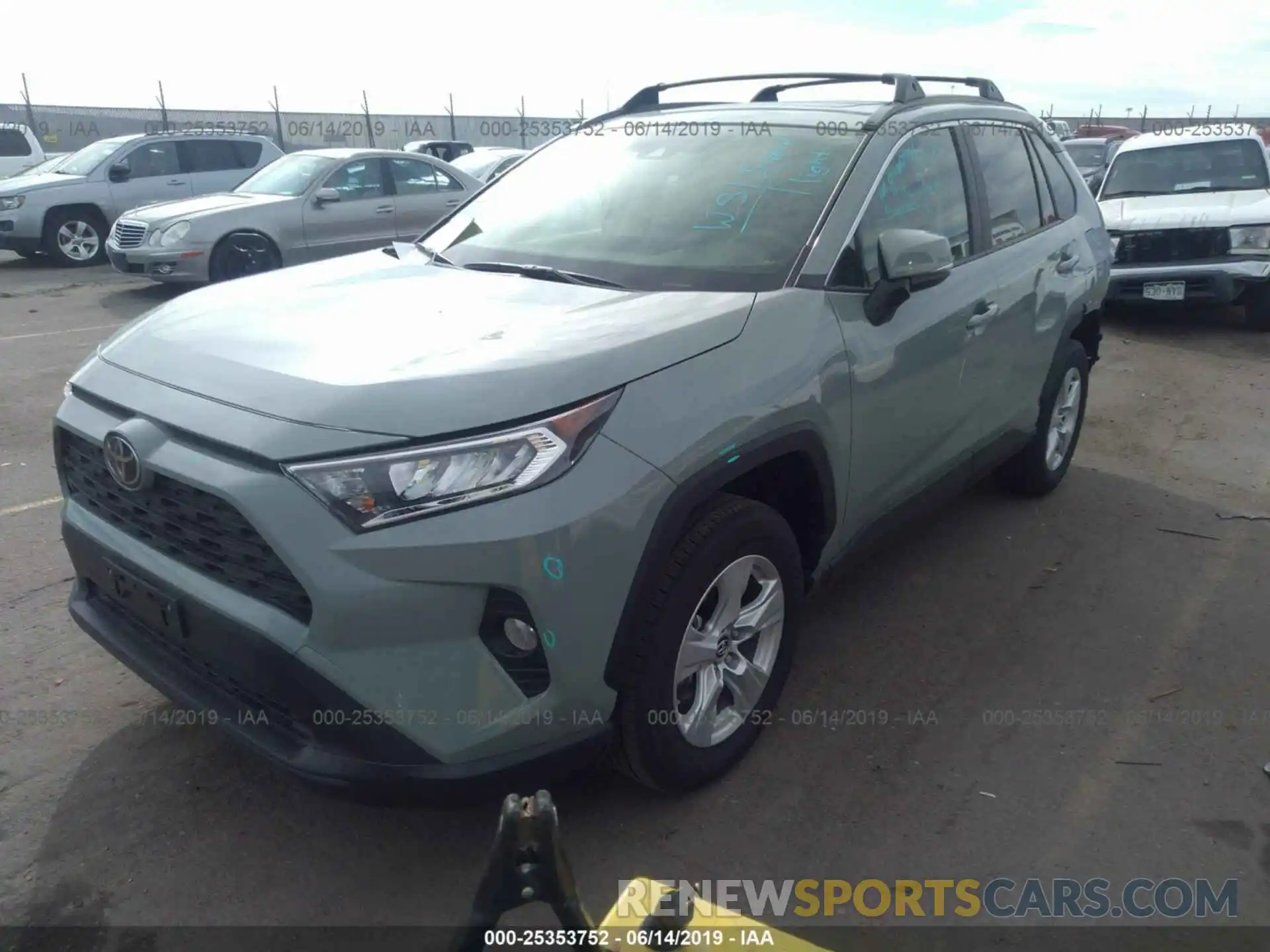 2 Фотография поврежденного автомобиля JTMP1RFV3KD002713 TOYOTA RAV4 2019