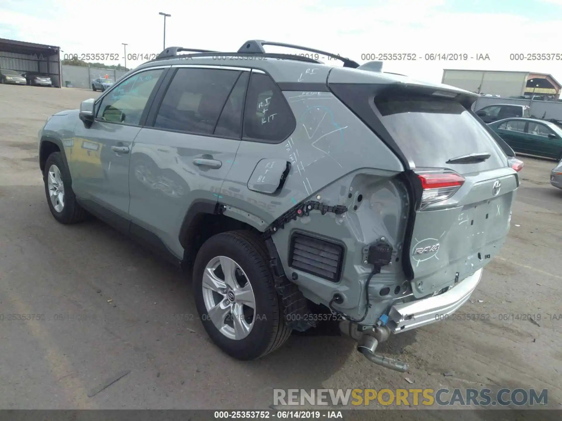 3 Фотография поврежденного автомобиля JTMP1RFV3KD002713 TOYOTA RAV4 2019