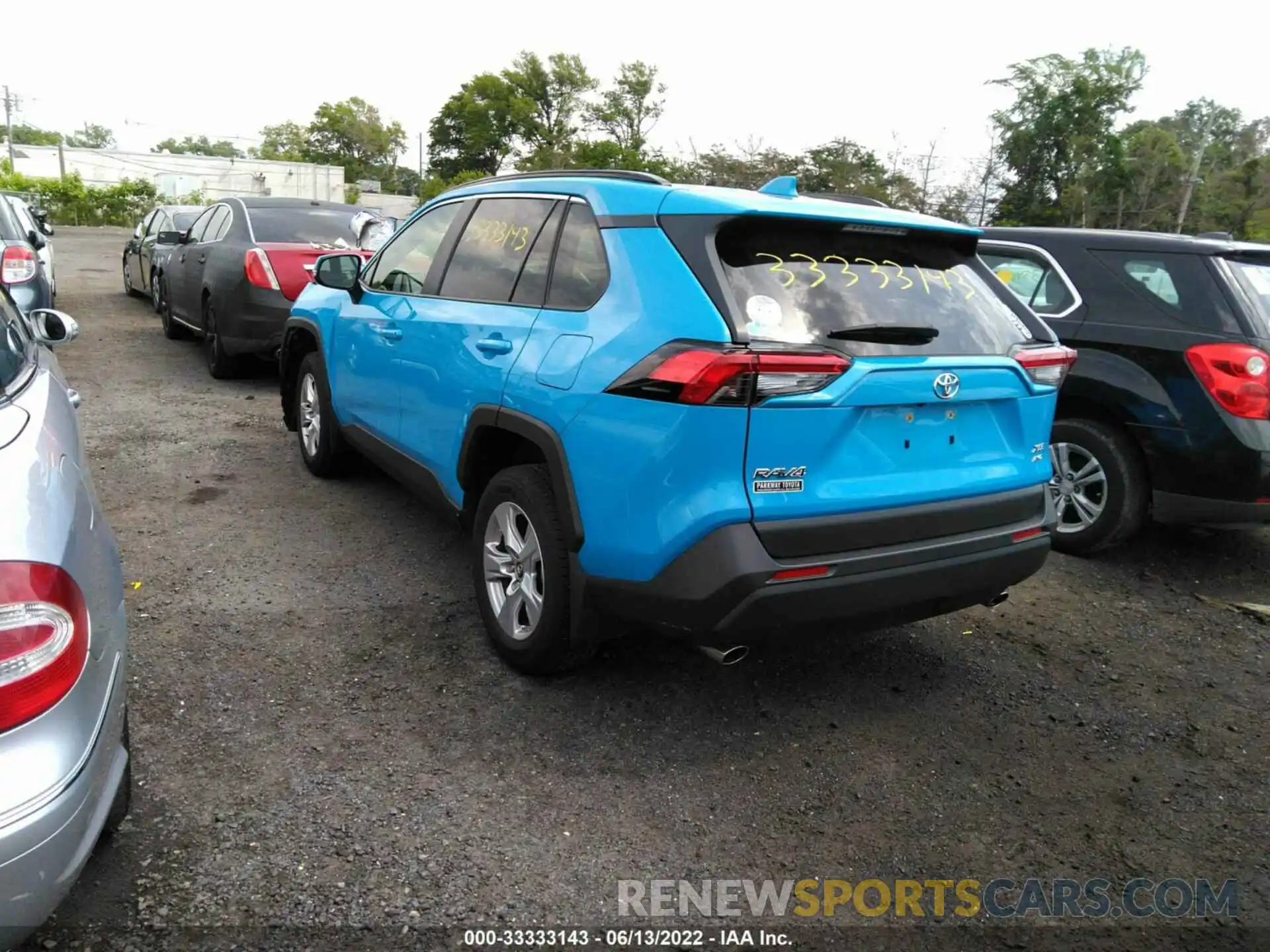 3 Фотография поврежденного автомобиля JTMP1RFV3KD010696 TOYOTA RAV4 2019