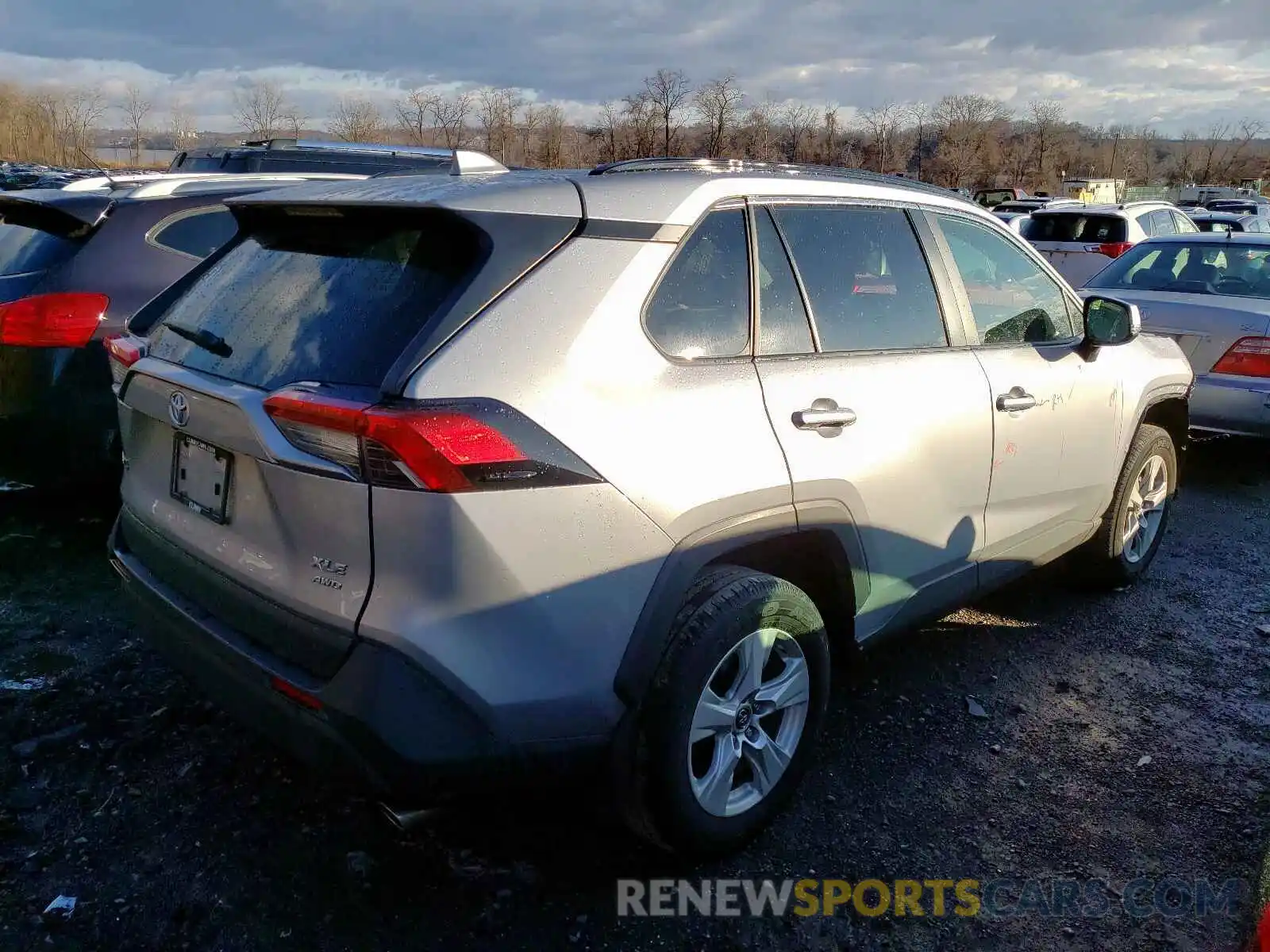 4 Photograph of a damaged car JTMP1RFV3KD018605 TOYOTA RAV4 2019