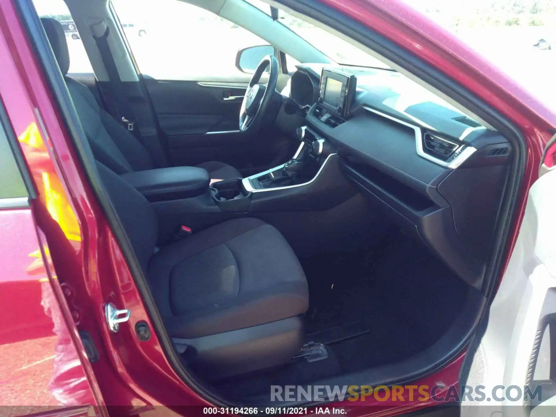 5 Photograph of a damaged car JTMP1RFV3KD033153 TOYOTA RAV4 2019