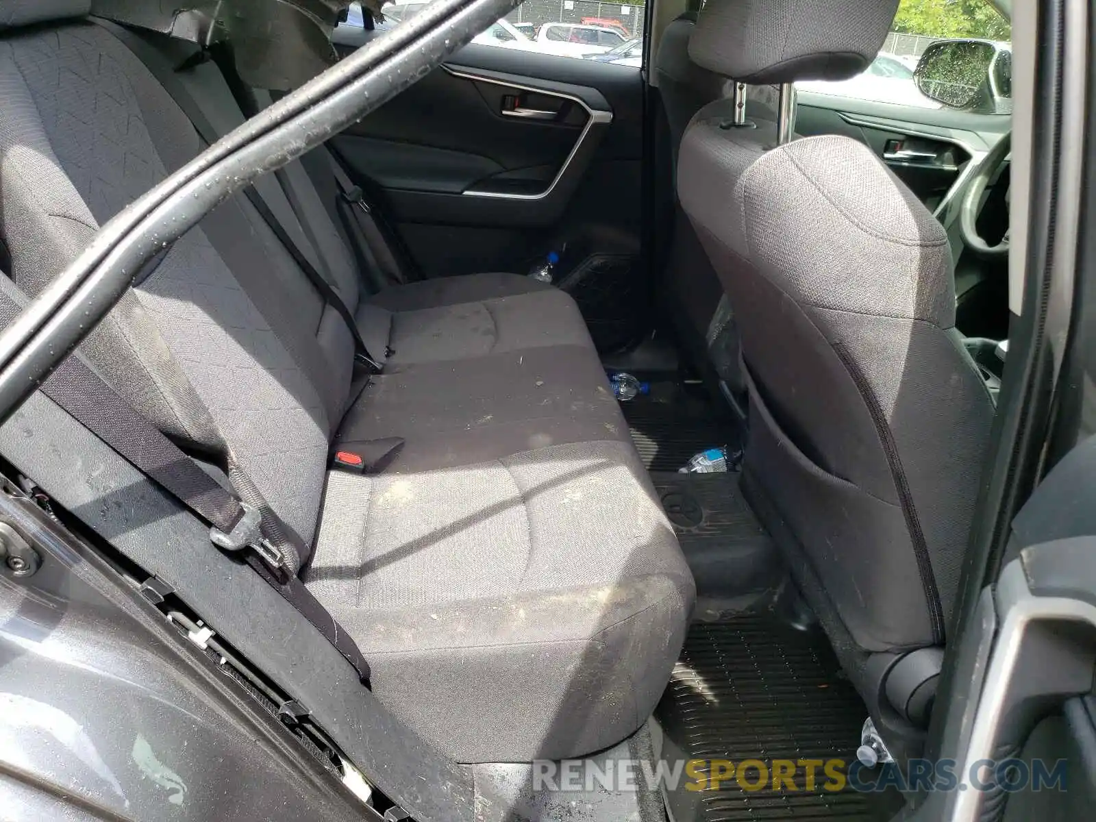 6 Photograph of a damaged car JTMP1RFV3KD039504 TOYOTA RAV4 2019