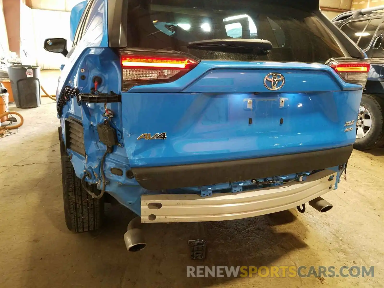 9 Photograph of a damaged car JTMP1RFV5KD523920 TOYOTA RAV4 2019