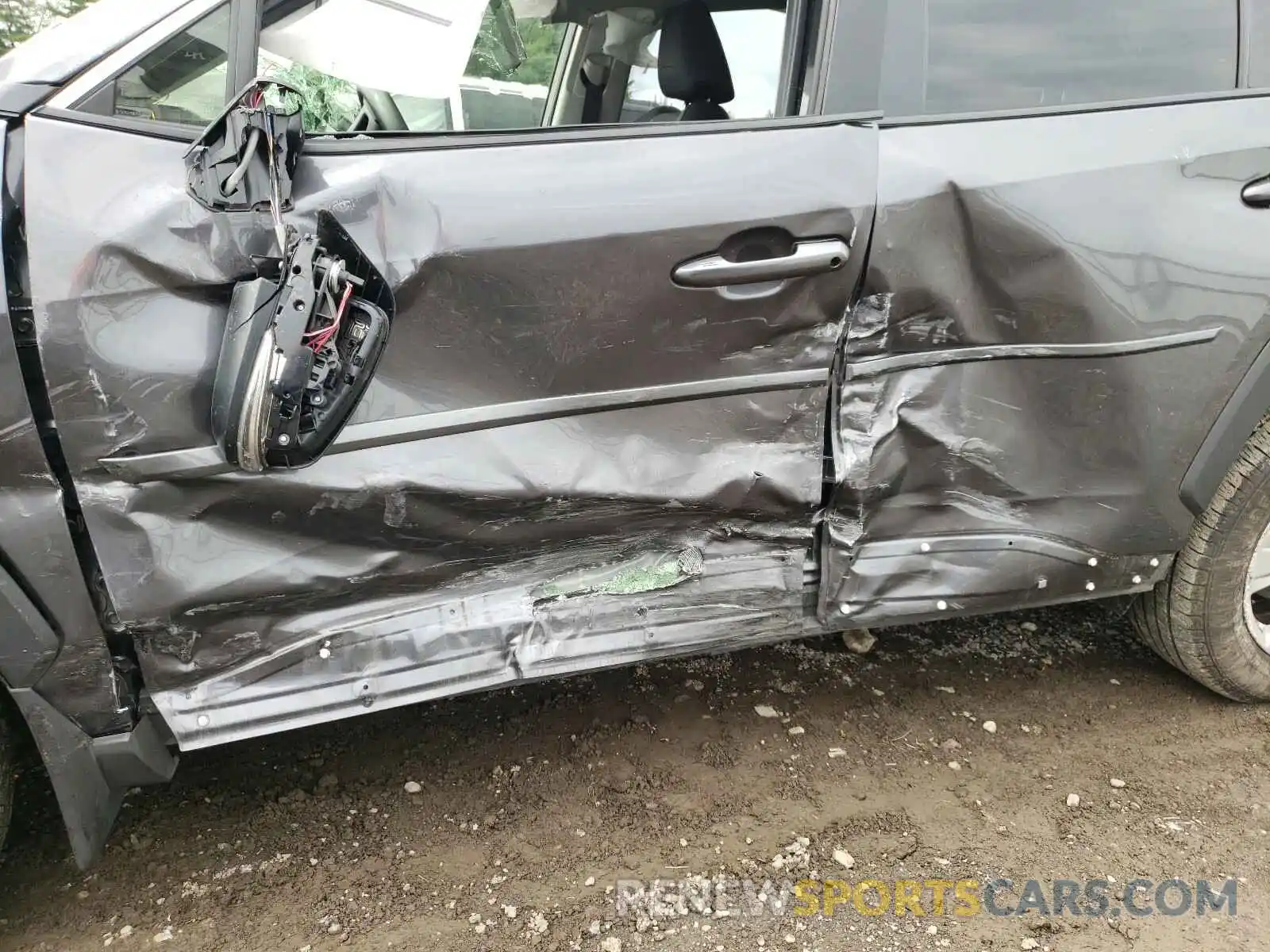 9 Photograph of a damaged car JTMP1RFV5KJ010667 TOYOTA RAV4 2019