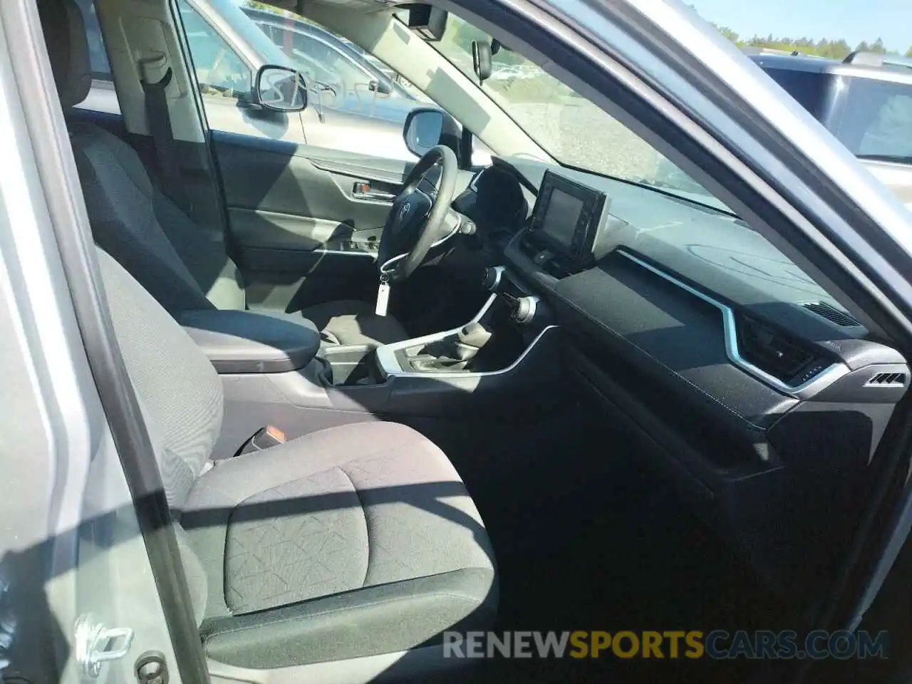 5 Photograph of a damaged car JTMP1RFV5KJ015870 TOYOTA RAV4 2019