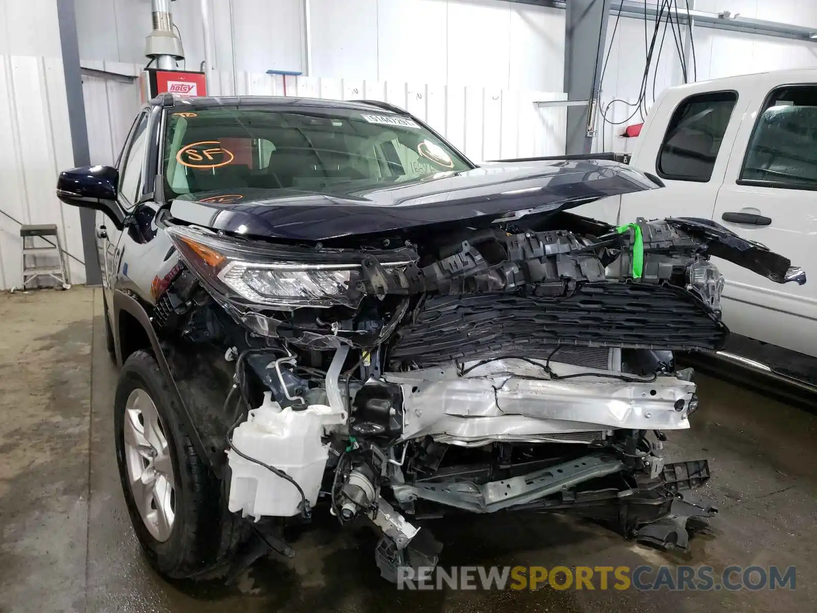 9 Photograph of a damaged car JTMP1RFV5KJ019420 TOYOTA RAV4 2019