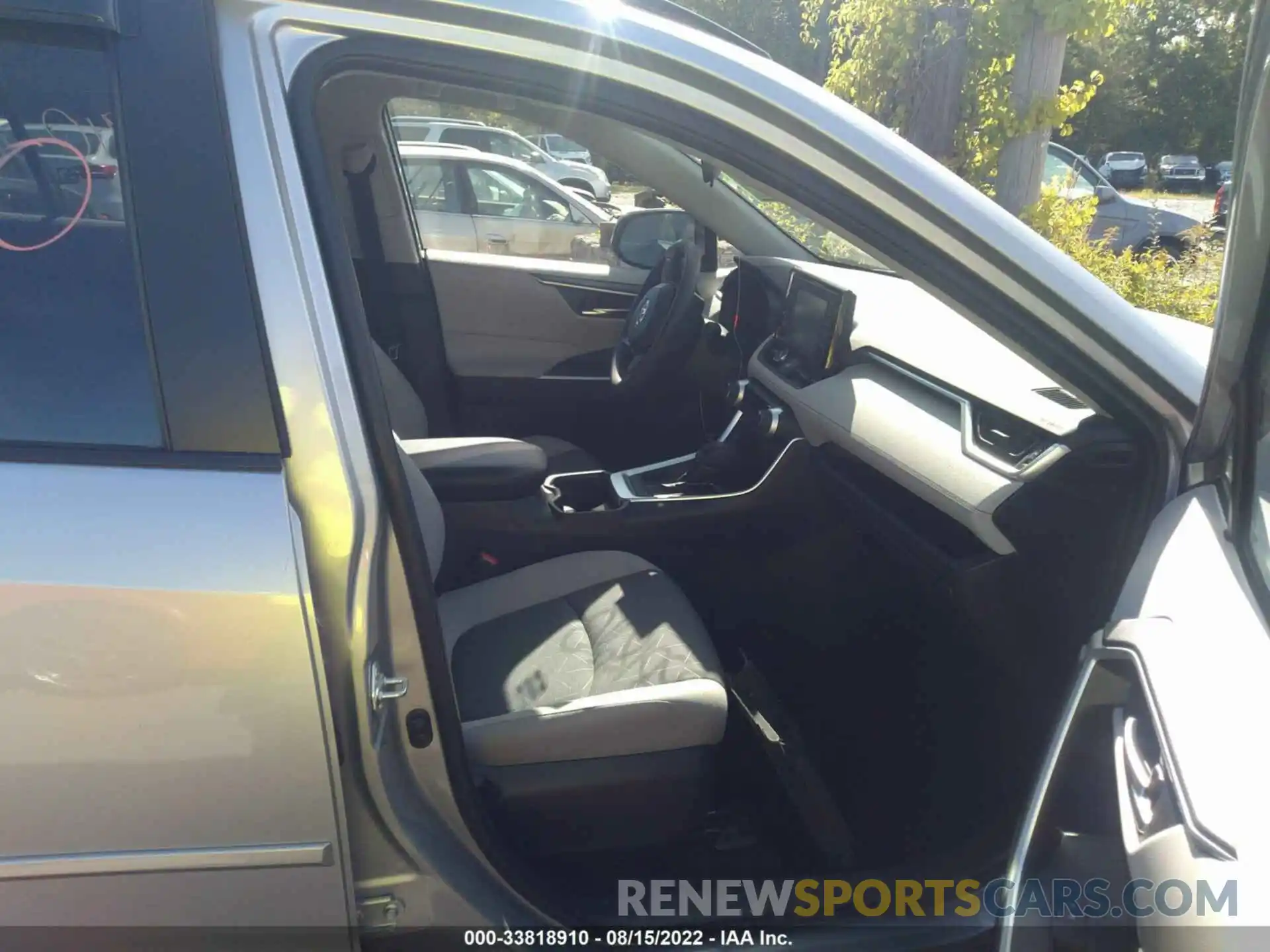 5 Photograph of a damaged car JTMP1RFV6KD042543 TOYOTA RAV4 2019