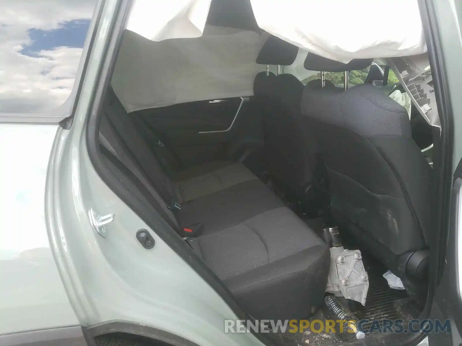 6 Photograph of a damaged car JTMP1RFV6KD045670 TOYOTA RAV4 2019