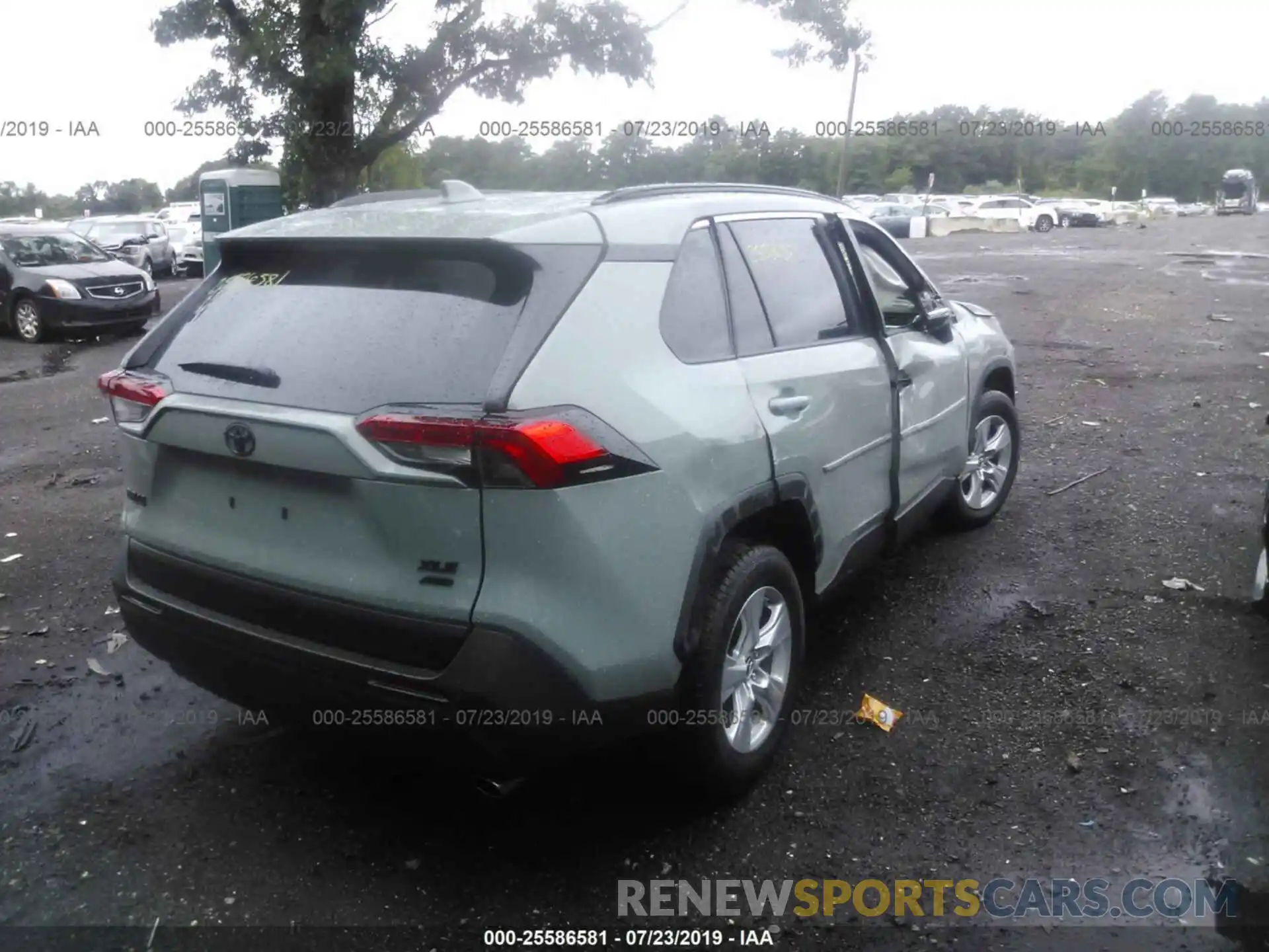 4 Photograph of a damaged car JTMP1RFV7KD020471 TOYOTA RAV4 2019