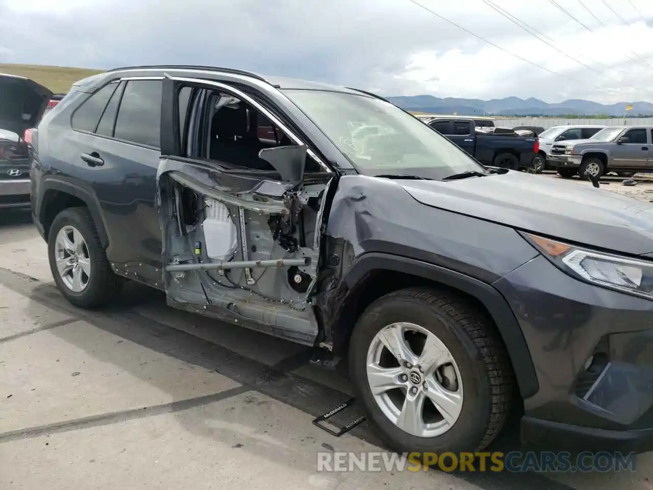 9 Photograph of a damaged car JTMP1RFV8KD004361 TOYOTA RAV4 2019