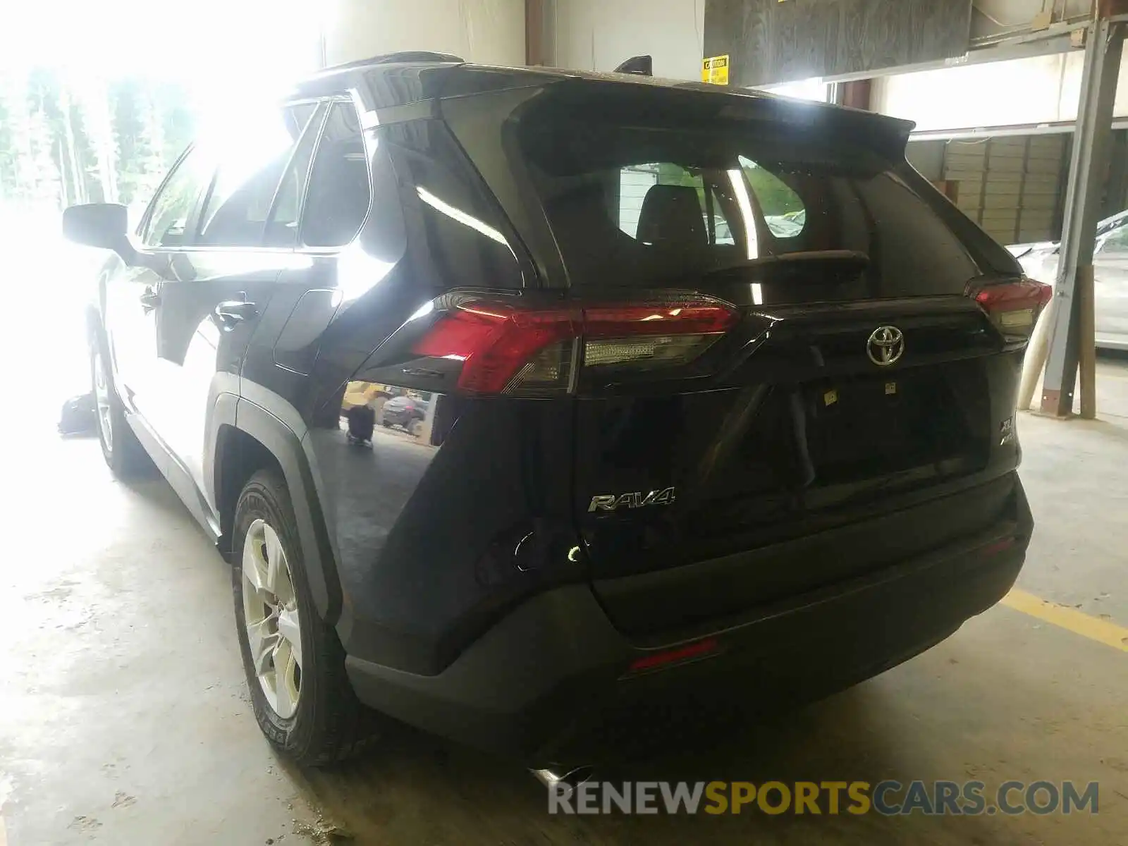 3 Фотография поврежденного автомобиля JTMP1RFV9KD012419 TOYOTA RAV4 2019