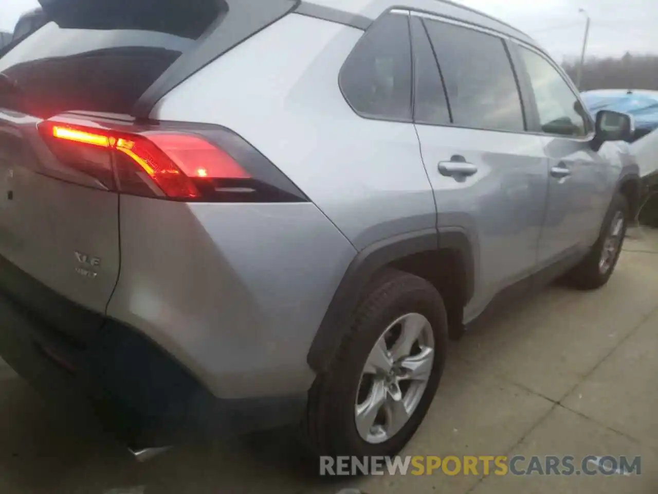 4 Photograph of a damaged car JTMP1RFV9KJ006167 TOYOTA RAV4 2019