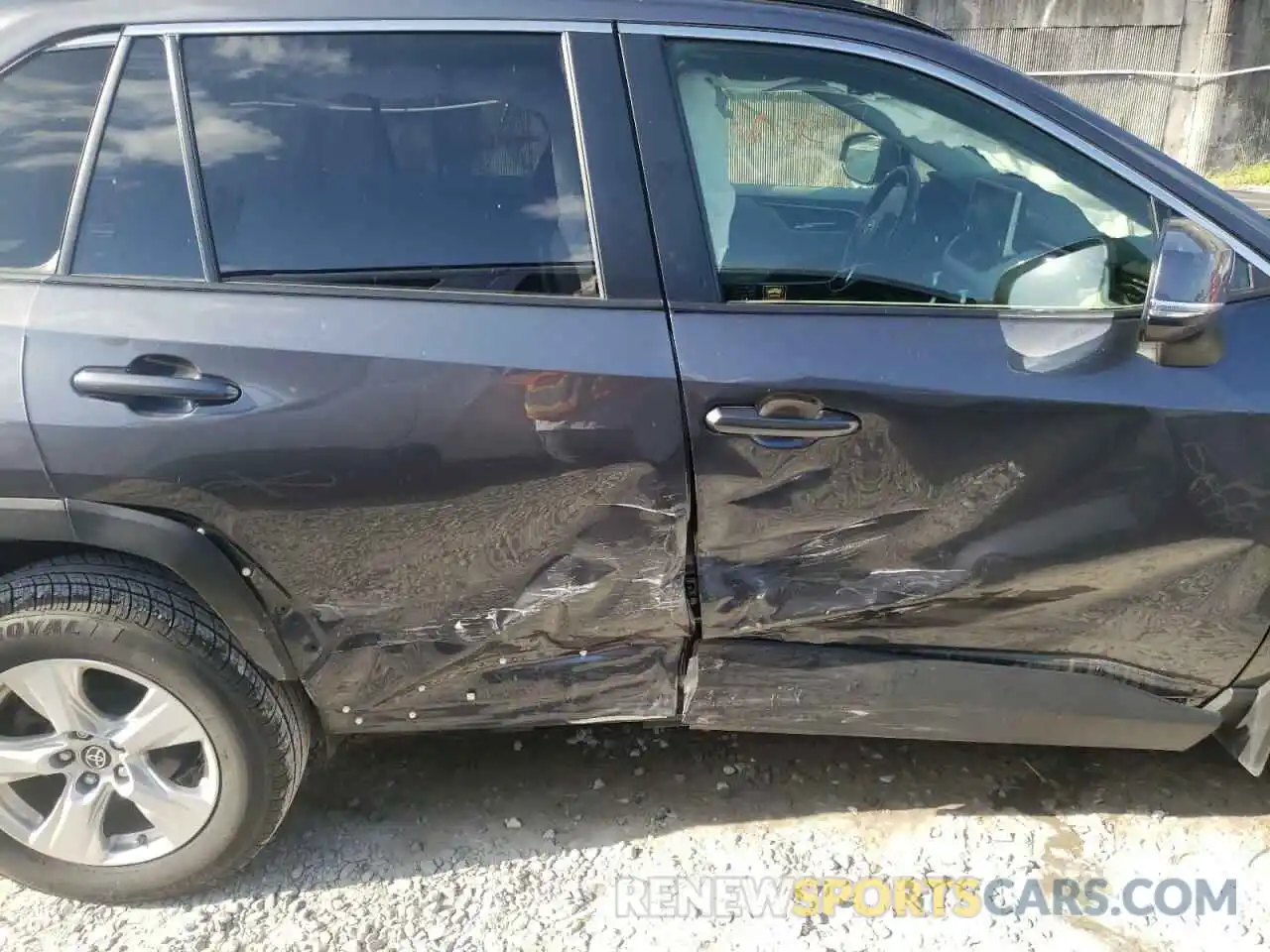 9 Photograph of a damaged car JTMP1RFV9KJ024040 TOYOTA RAV4 2019