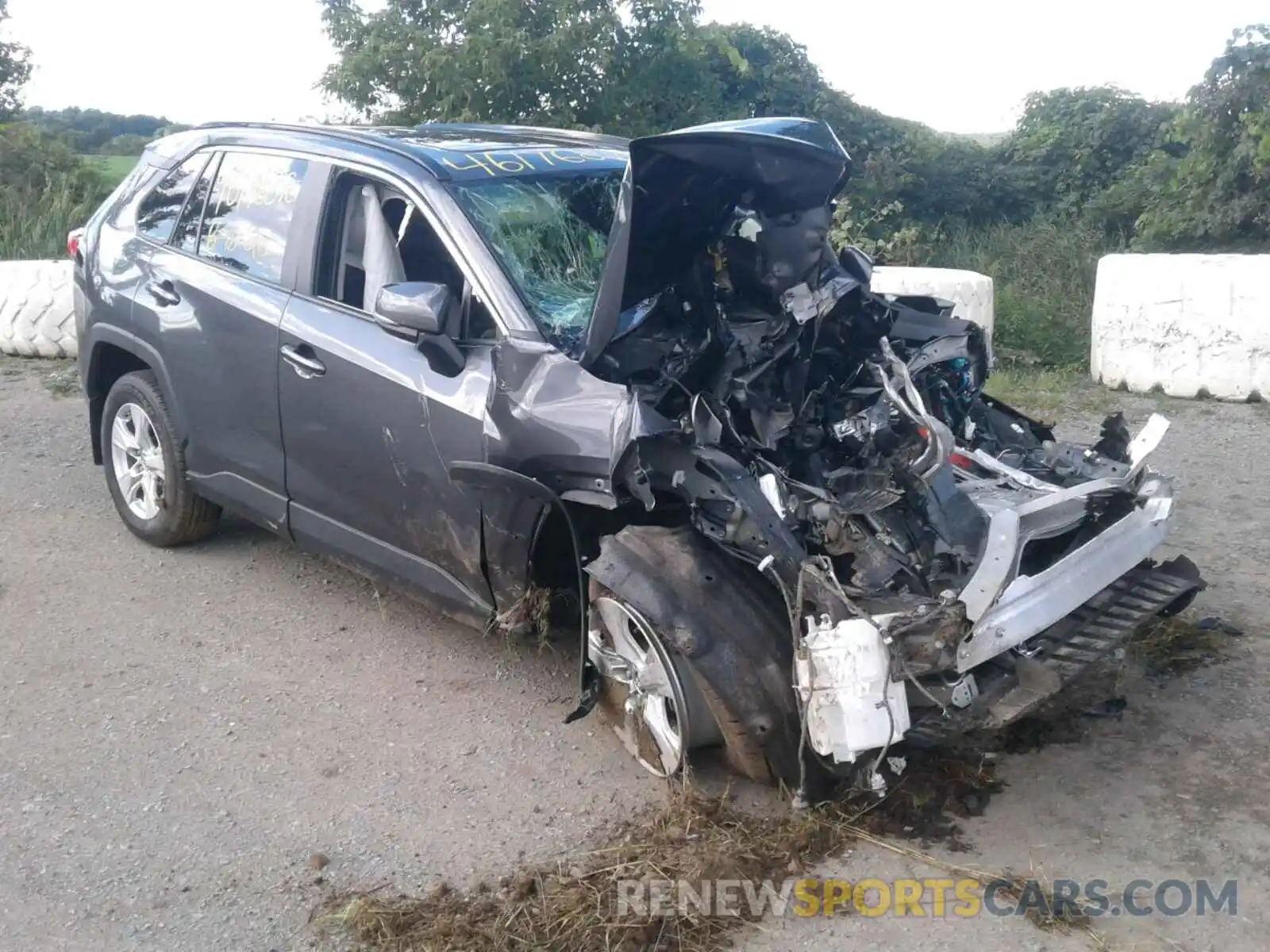 1 Photograph of a damaged car JTMP1RFVXKD004099 TOYOTA RAV4 2019