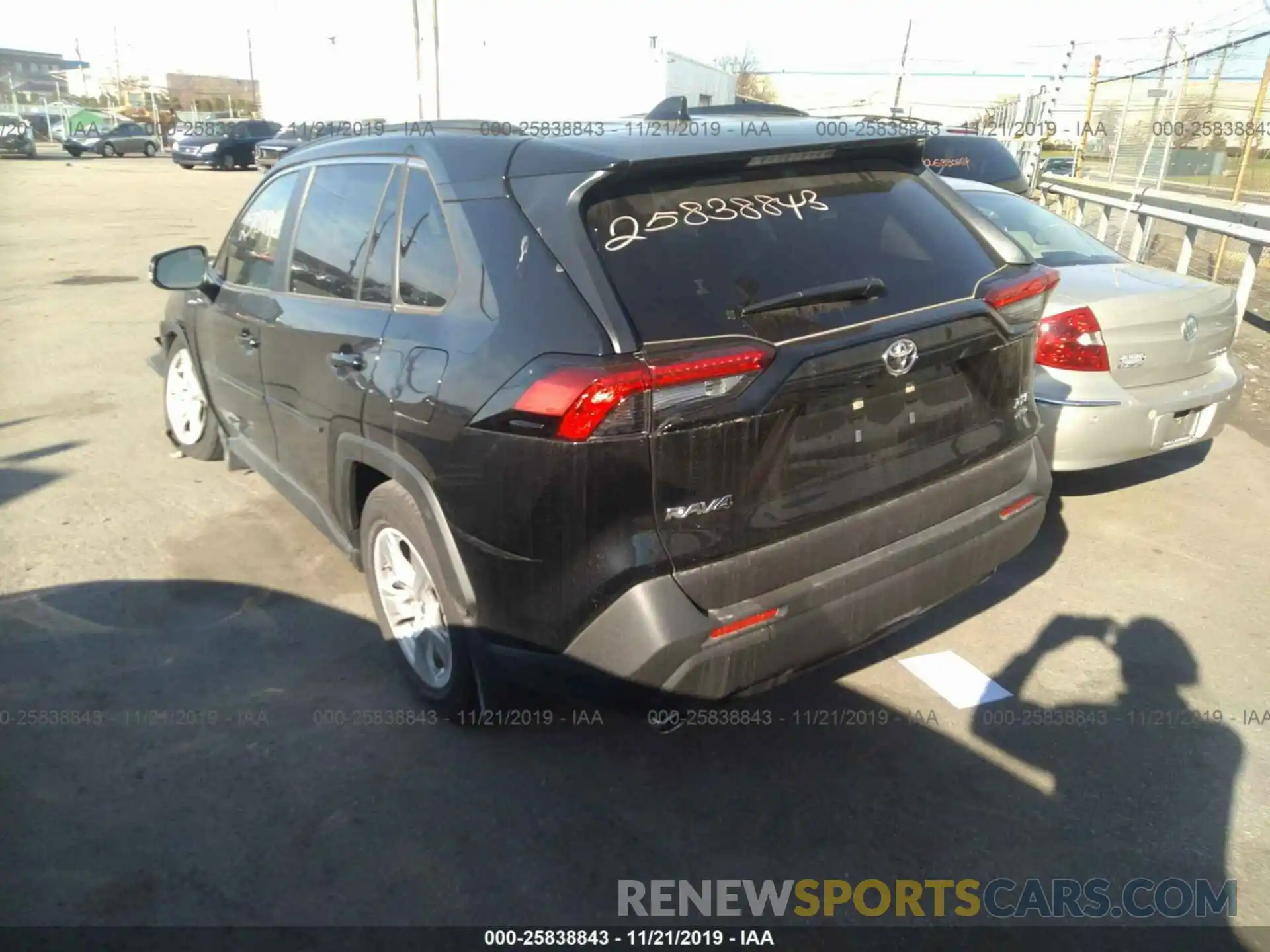 3 Фотография поврежденного автомобиля JTMP1RFVXKD005852 TOYOTA RAV4 2019