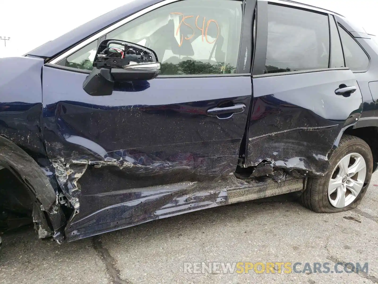 9 Photograph of a damaged car JTMP1RFVXKD040178 TOYOTA RAV4 2019